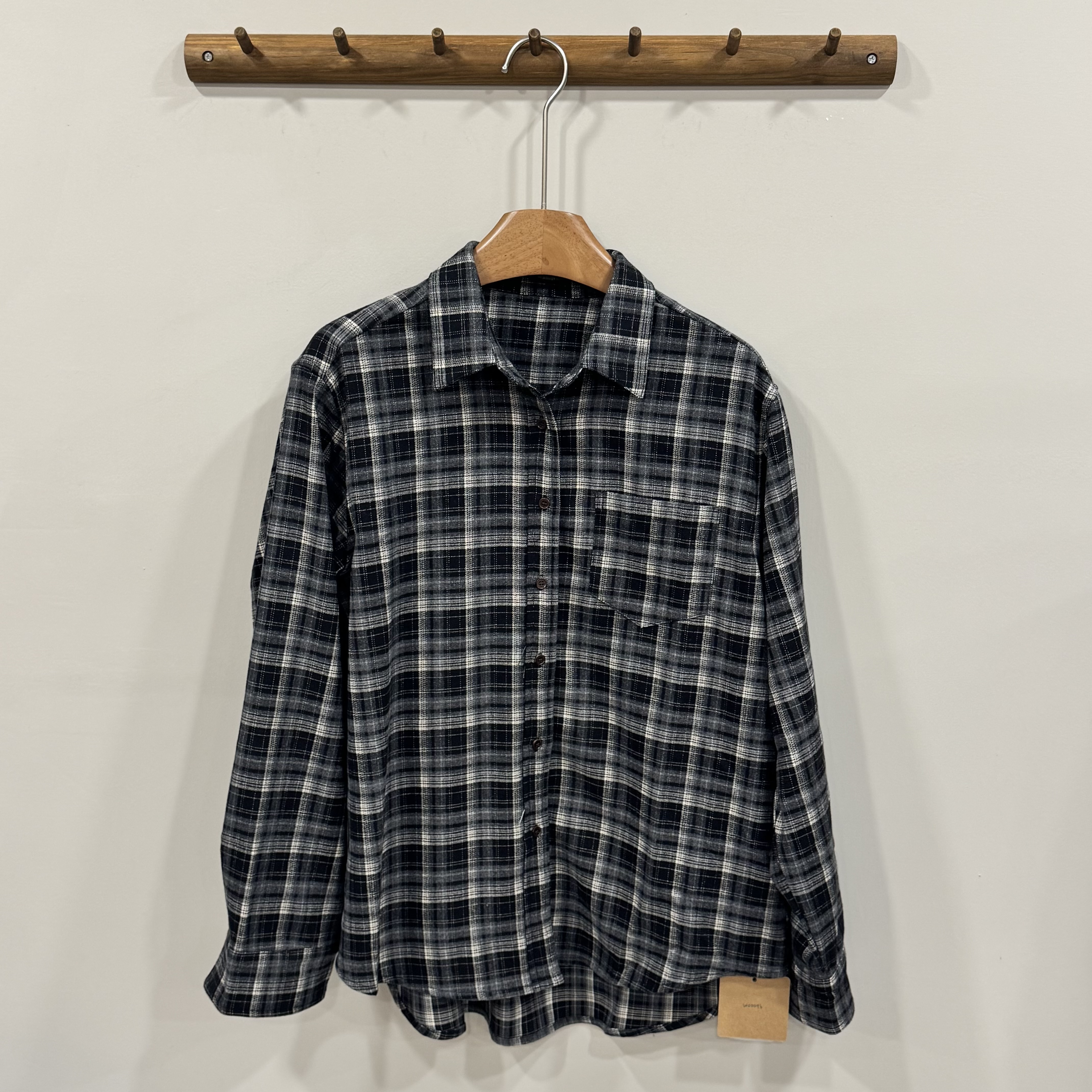 W00096前短後長設計黑格襯衫