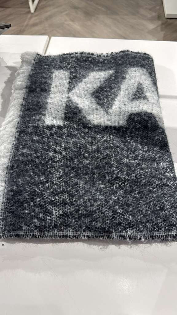 VM052 Karl lagerfeld 黑色大文字logo小流蘇圍巾 190x44CM