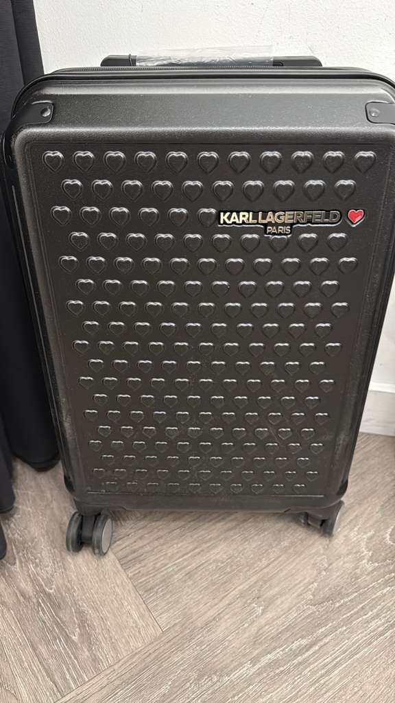 VM021 Karl lagerfiled 黑色滿版立體心心行李箱 45Lx34Wx24D