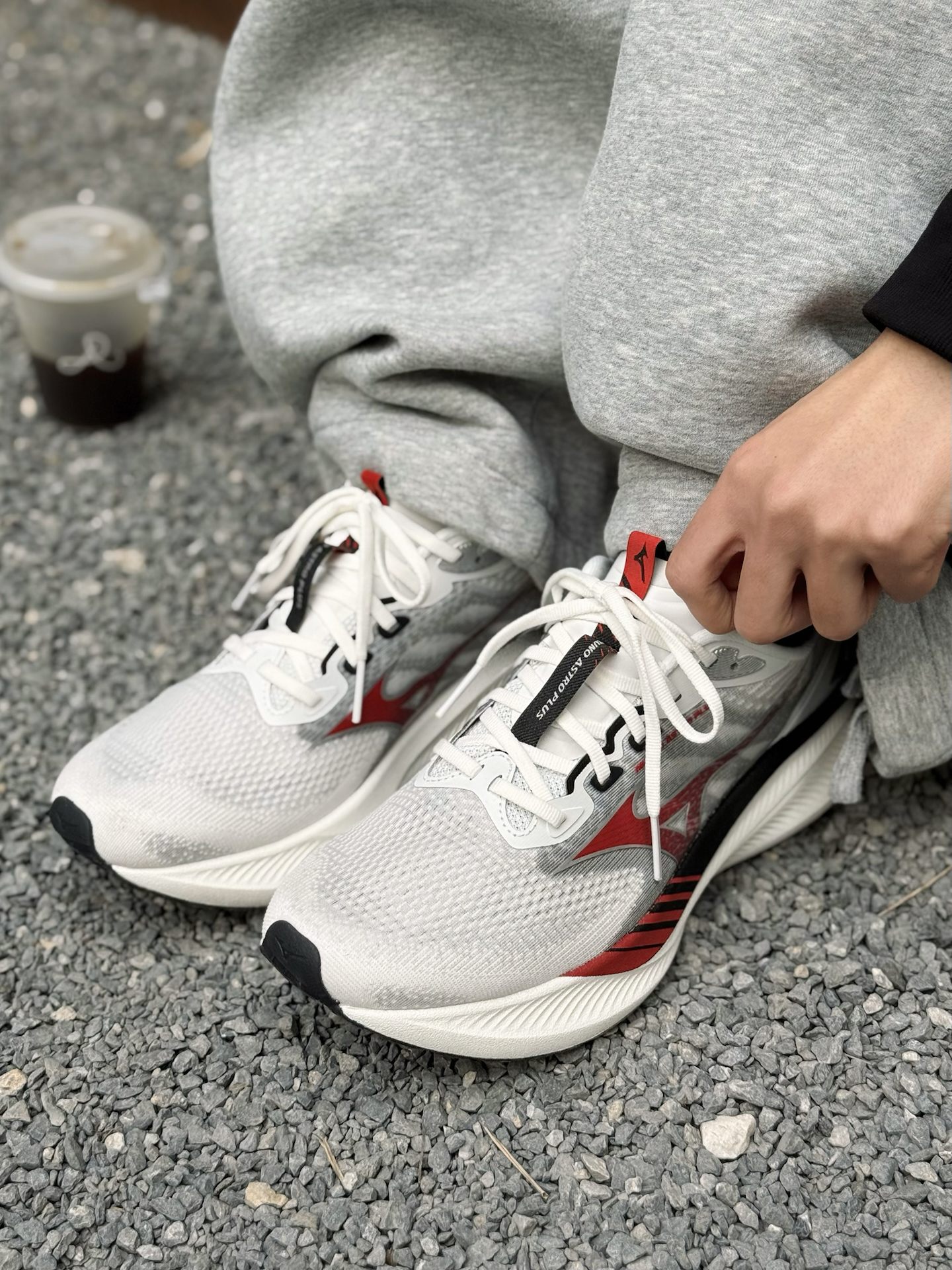 代購-Mizuno ASTRO PLUS 2 厚底 回彈 舒適 透氣 跑鞋 男女同款 香檳白紅 D1GH251110