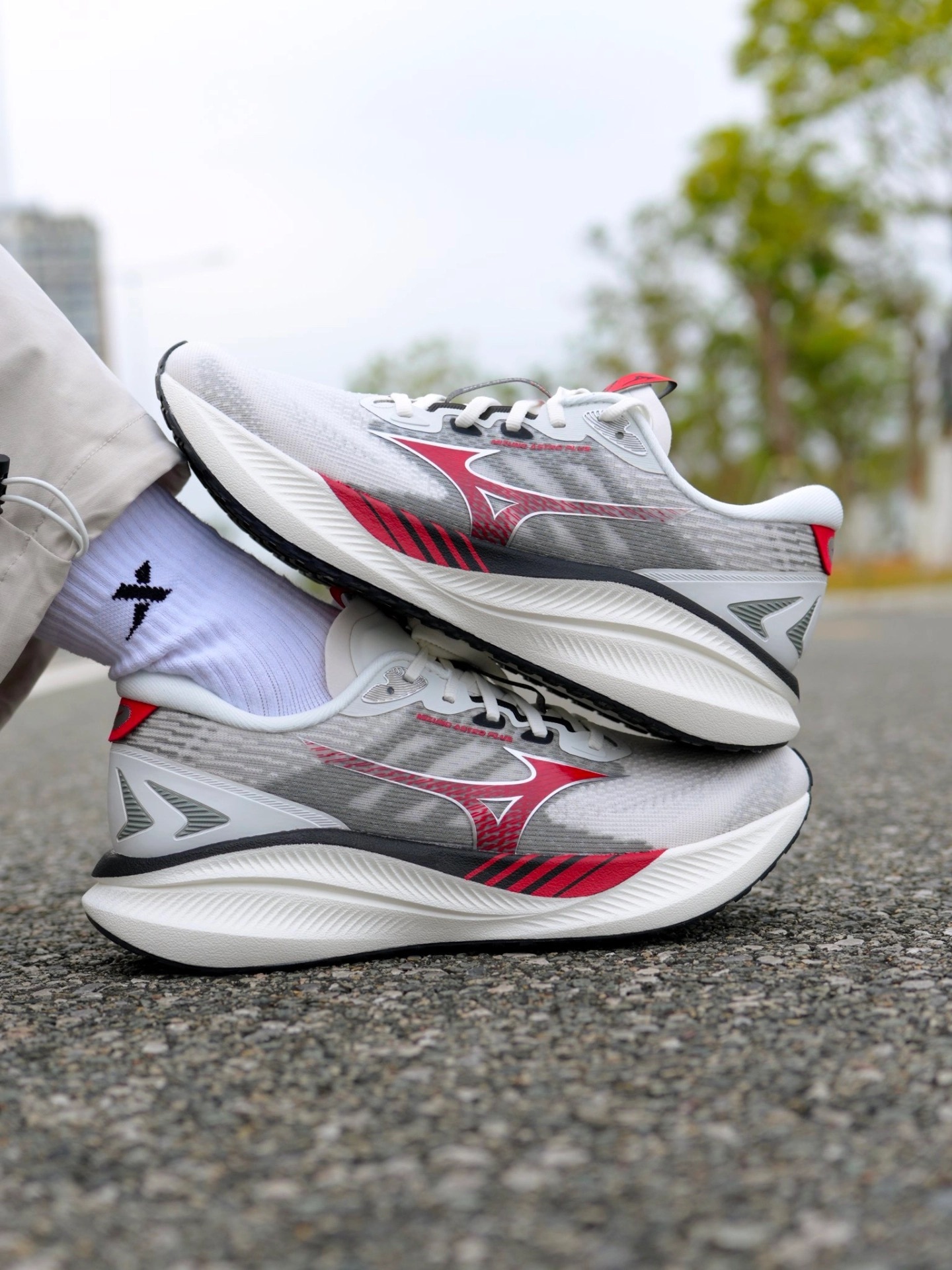 代購-Mizuno ASTRO PLUS 2 厚底 回彈 舒適 透氣 跑鞋 男女同款 香檳白紅 D1GH251110