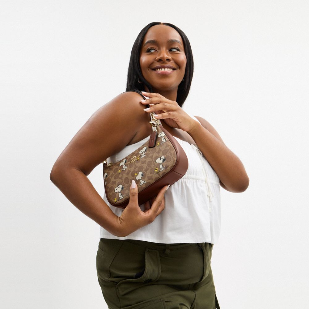 【Coach Outlet】Coach X Peanuts Teri Shoulder Bag In Signature Canvas With Snoopy Print  咖