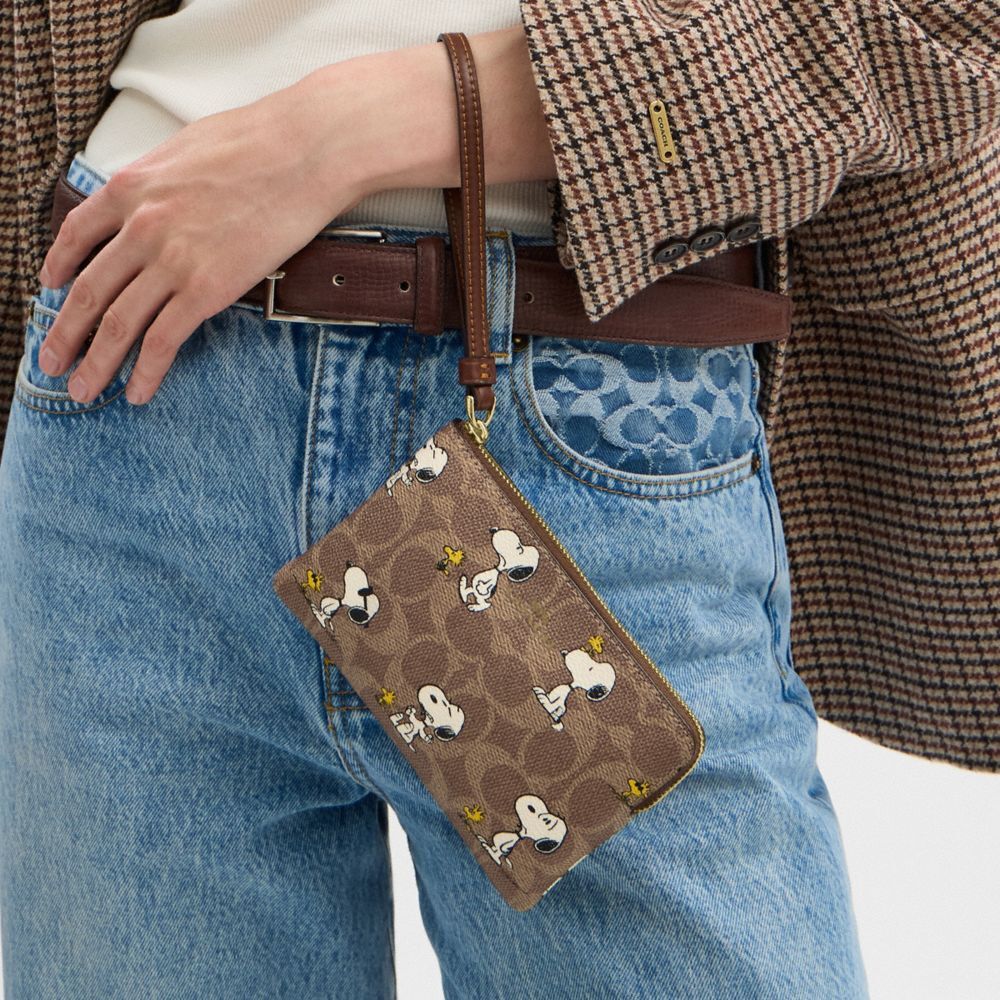 【Coach Outlet】Coach X Peanuts Corner Zip Wristlet In Signature Canvas With Snoopy Print  咖