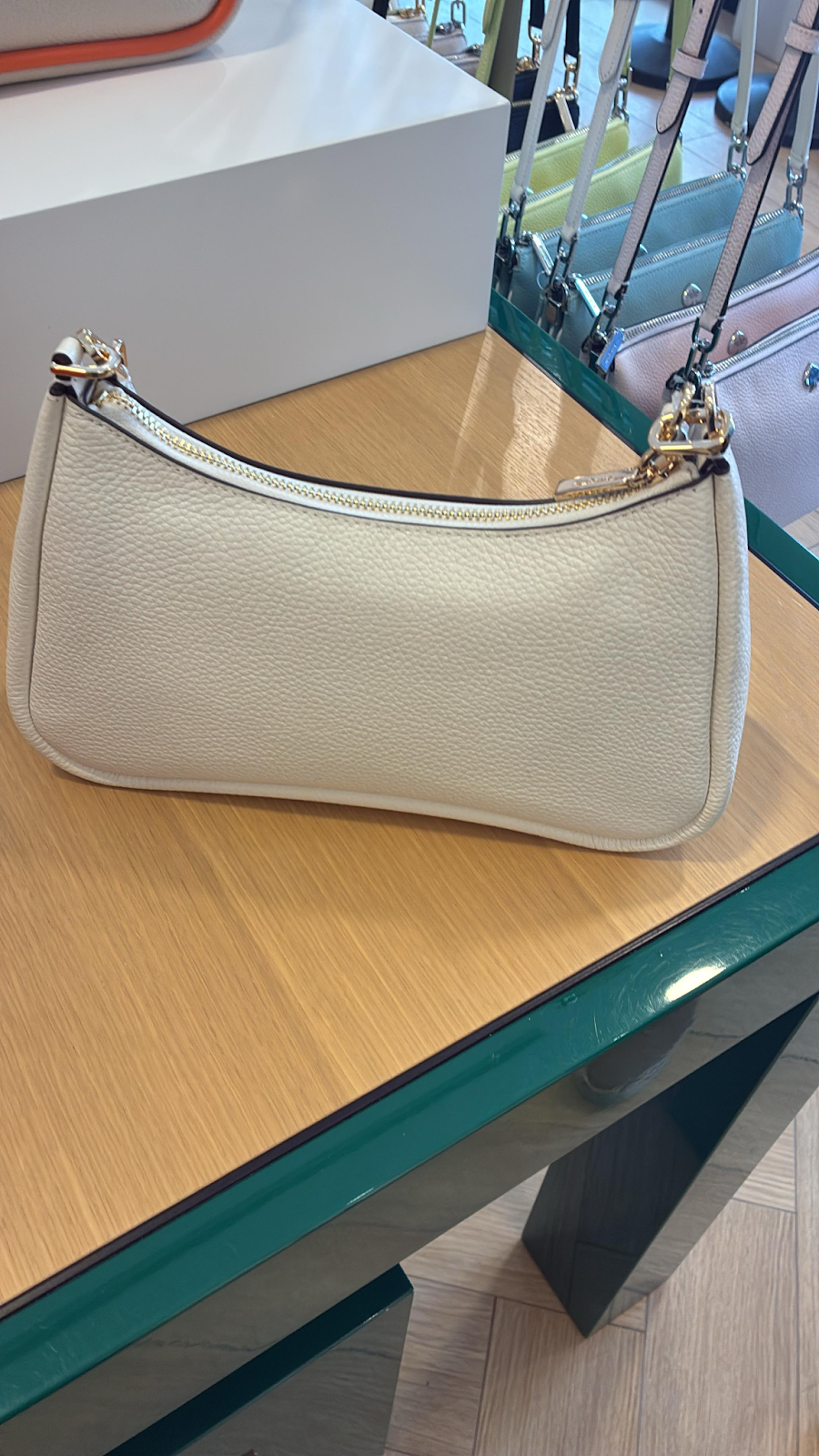 VN010 Kate spade 淨色單邊手挽包 27X13CM