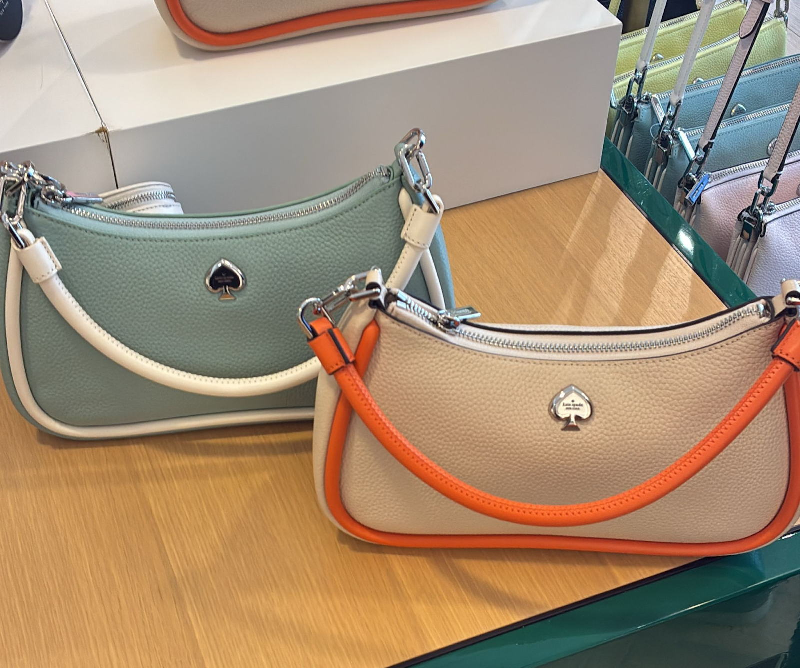 VN011 Kate spade 玩味淨色單邊手挽包 27X13CM