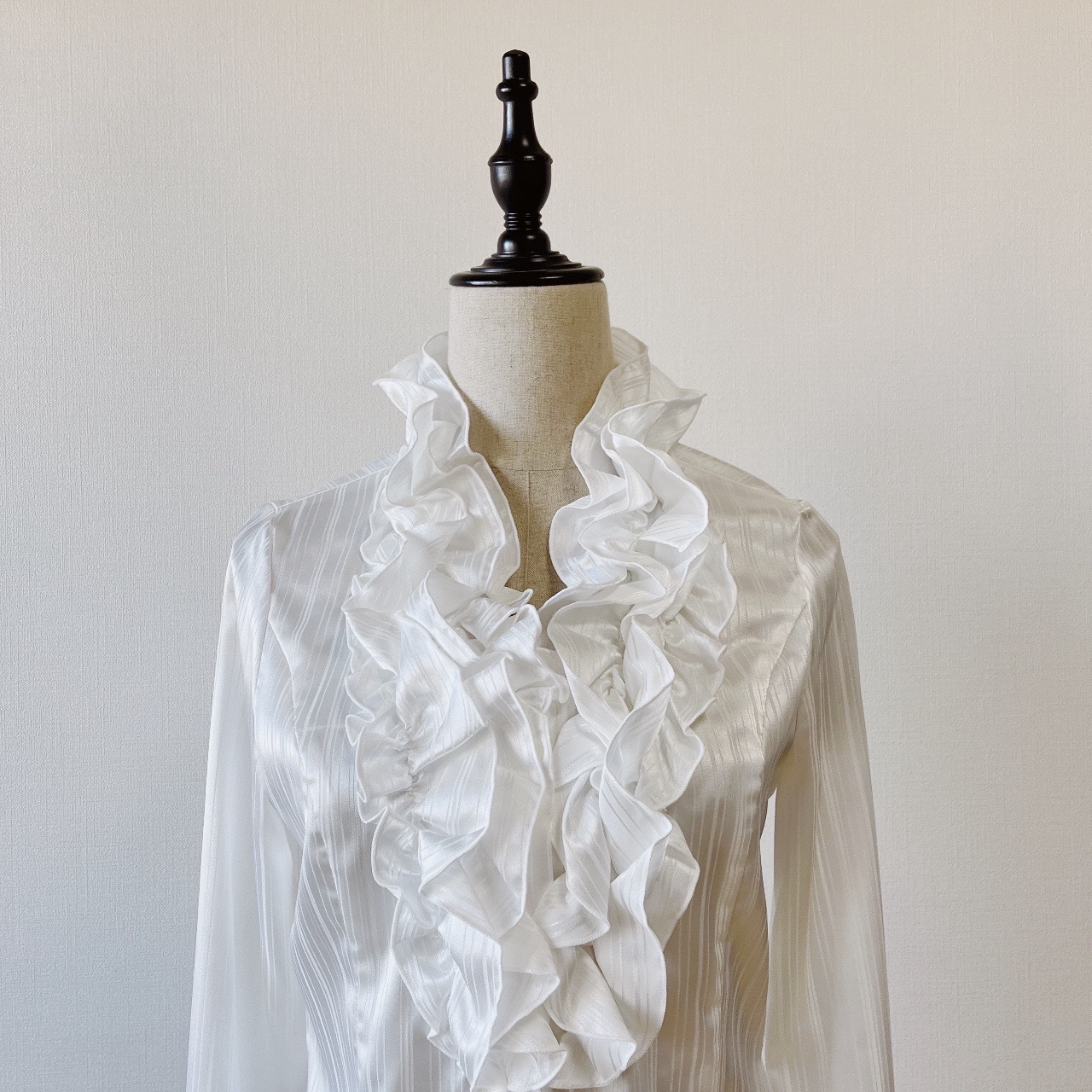 珍珠白色荷葉領條紋上衣