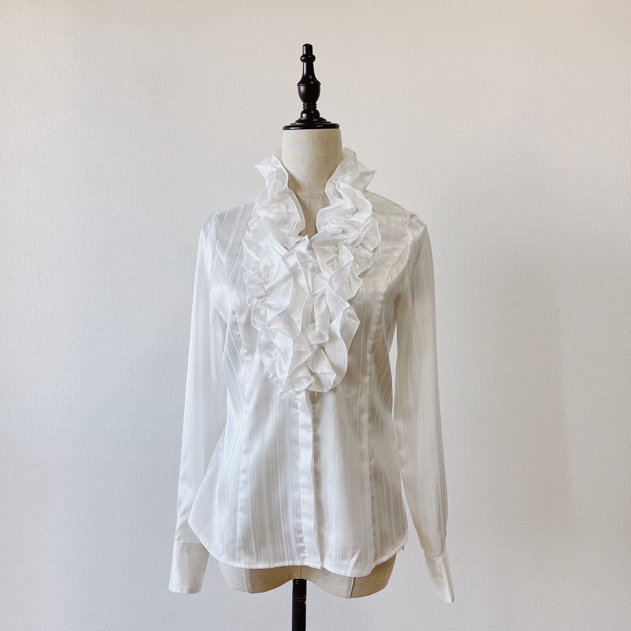 珍珠白色荷葉領條紋上衣