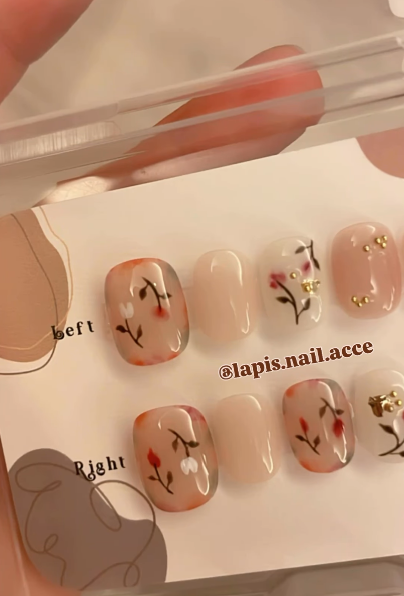 感謝客人惠購 我哋 lapis.nail.acce 嘅甲甲喔💕💕💕 〰️尼款為《大熱長青款式》 〰️主色調為半透嘅 杏色🤍 近似象牙白 〰️副色調 由紅❌橙❌白❌綠，❤️🧡🤍為花朵嘅顏色 而💚為莖葉的部分 〰️繪畫出「輕風柔美」的感覺 所以設計出都用了半透色 + 水彩 作設計 〰️以主/副色 或大地色 為穿搭色系 配The Spring(1)就可以啦 系衣著打扮上系好好嘅配搭喔💕  名稱：💐The spring(1) [A-0000021a] 💐 尺碼：XS / S / M 甲型：短方圓  產品直接連結： https://lapisnailacce.shoplineapp.com/products/the-spring-1-a-0000021a?locale=en   ✨有興趣可以IG / FB DM 我地喔✨網頁下單都可以✨