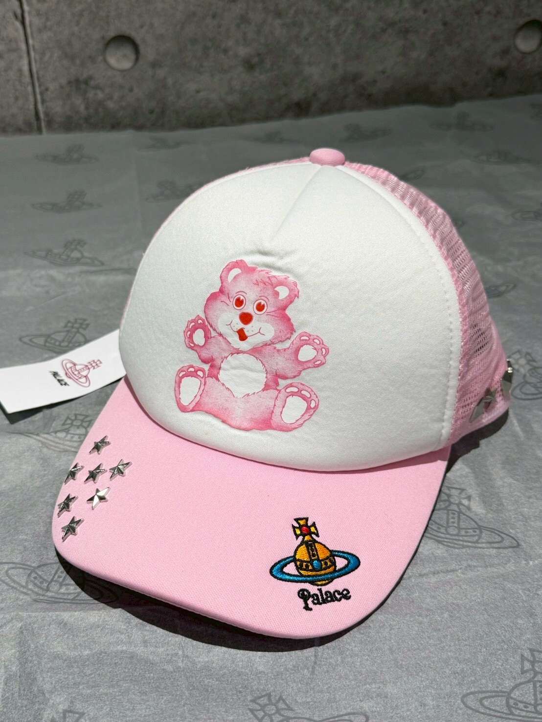 PALACE X VIVIENNE WESTWOOD 聯名限定 刺繡土星Logo 金屬星星 粉色熊熊卡車帽 網帽