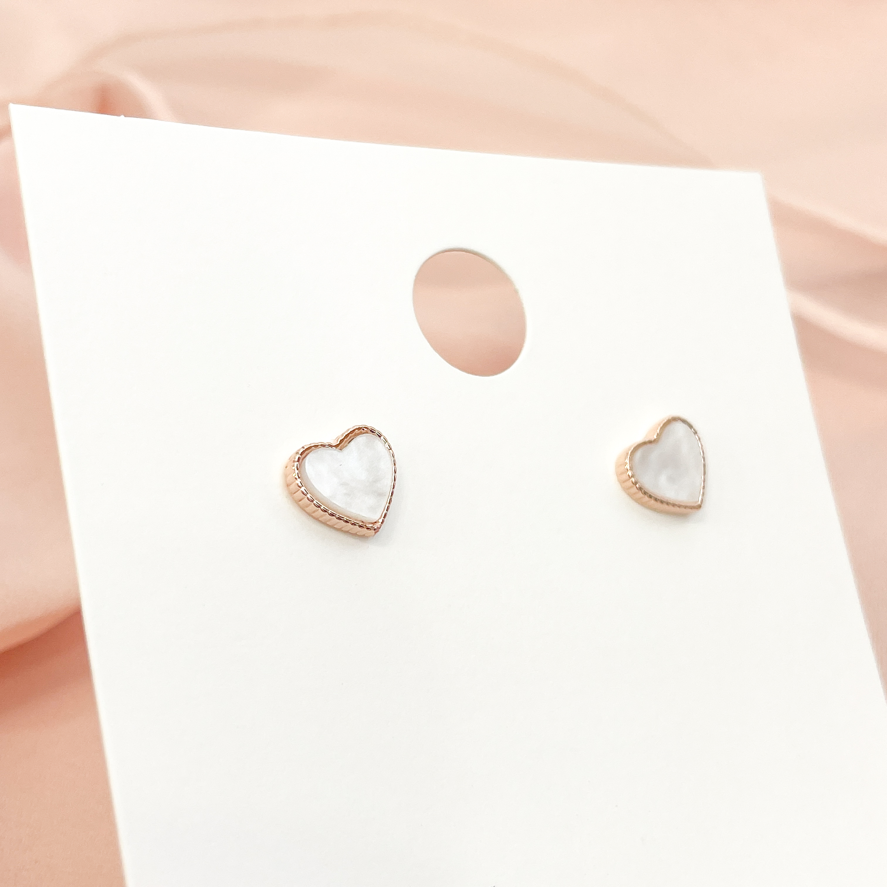 AC178 Minimal Heart Earrings