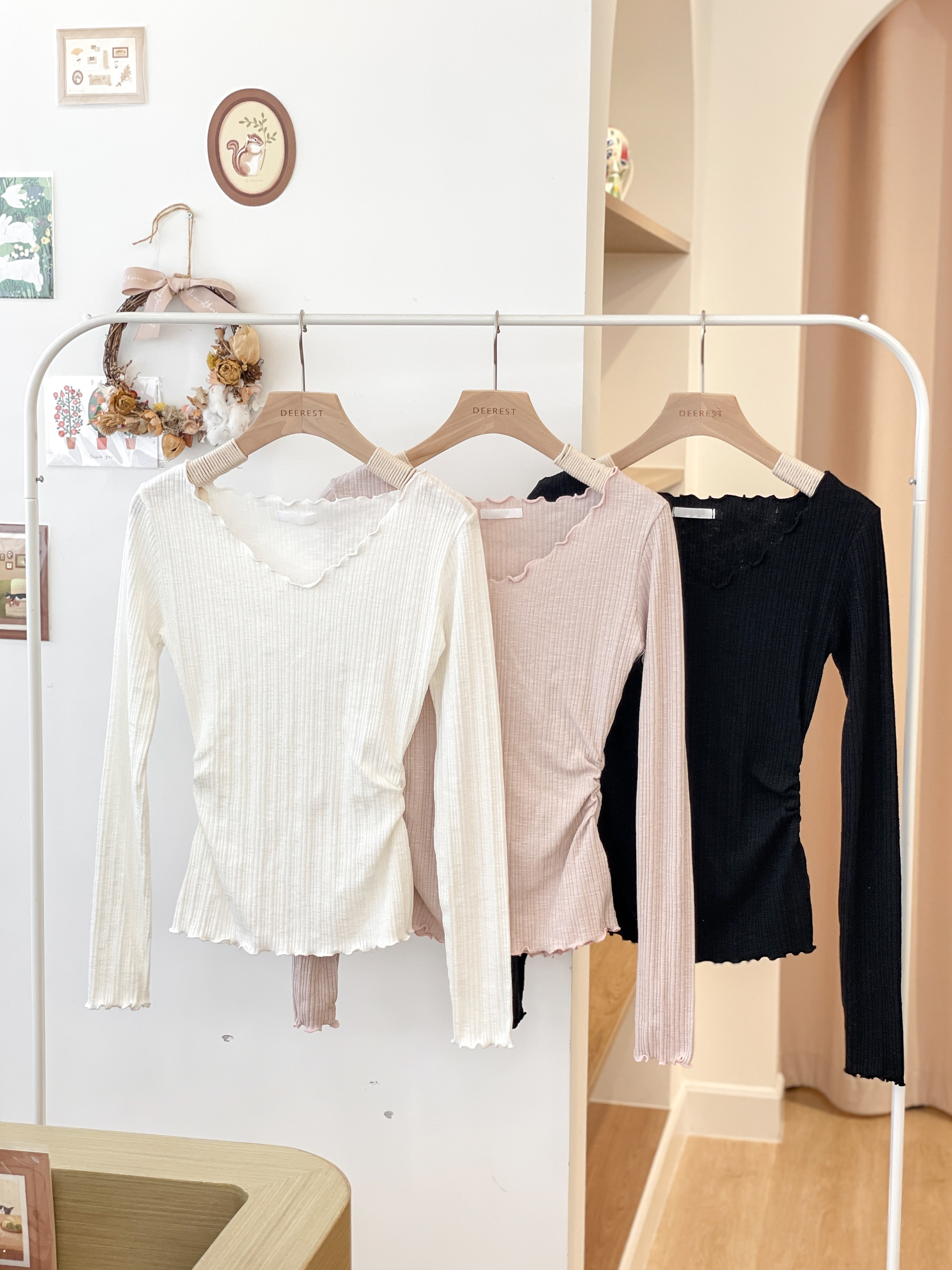 T1476 Scallop Kiss V-neck Soft Top