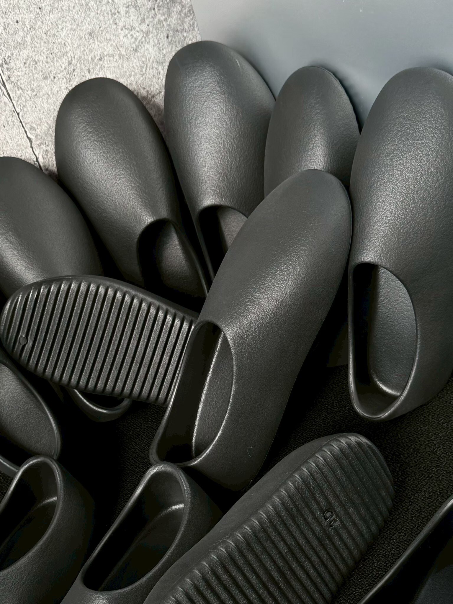 YEEZY SL-01 圓頭套腳黑色鋸齒鞋 Kanye著用款