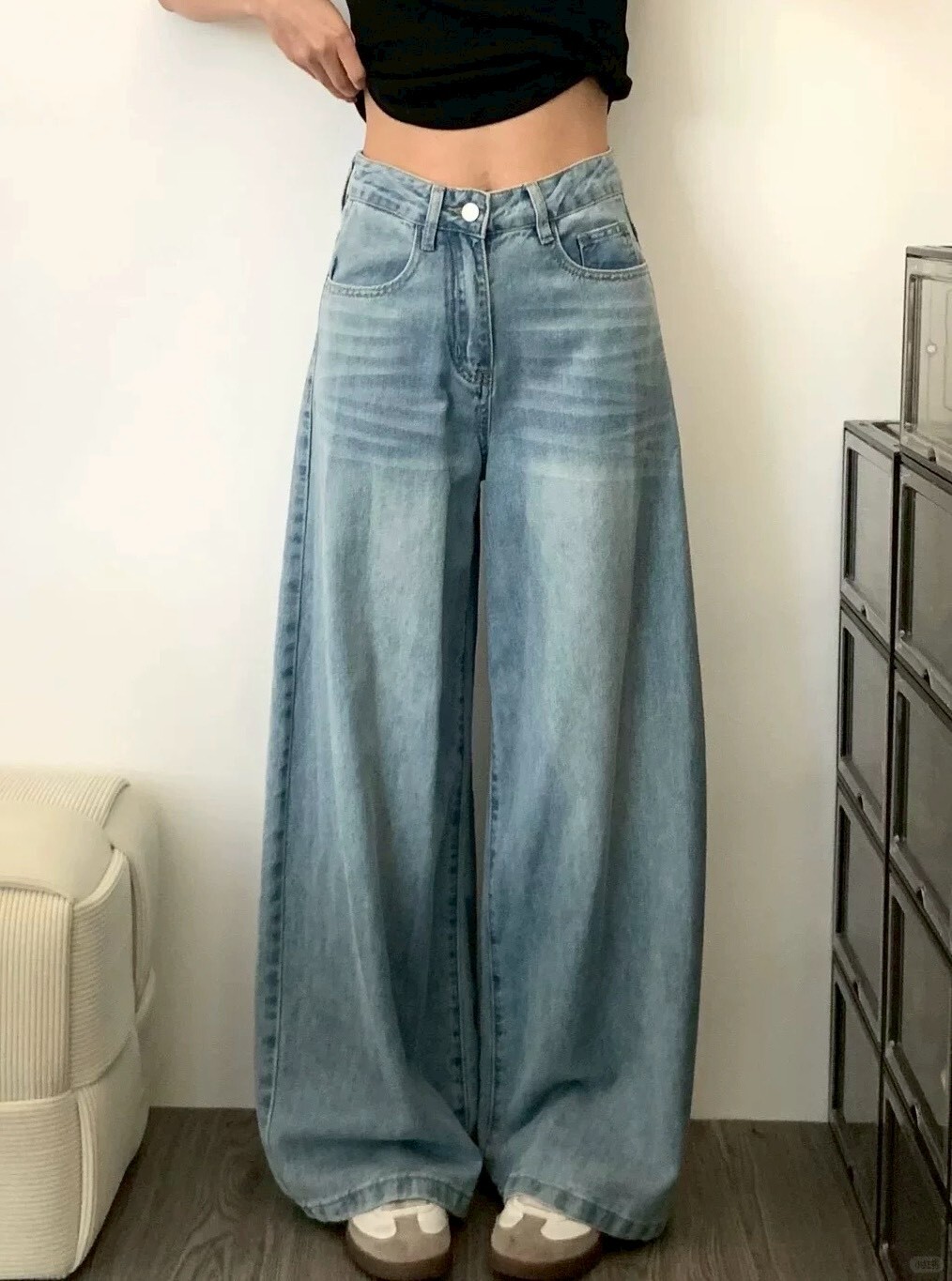 單釦後鬆緊刷色牛仔直筒褲