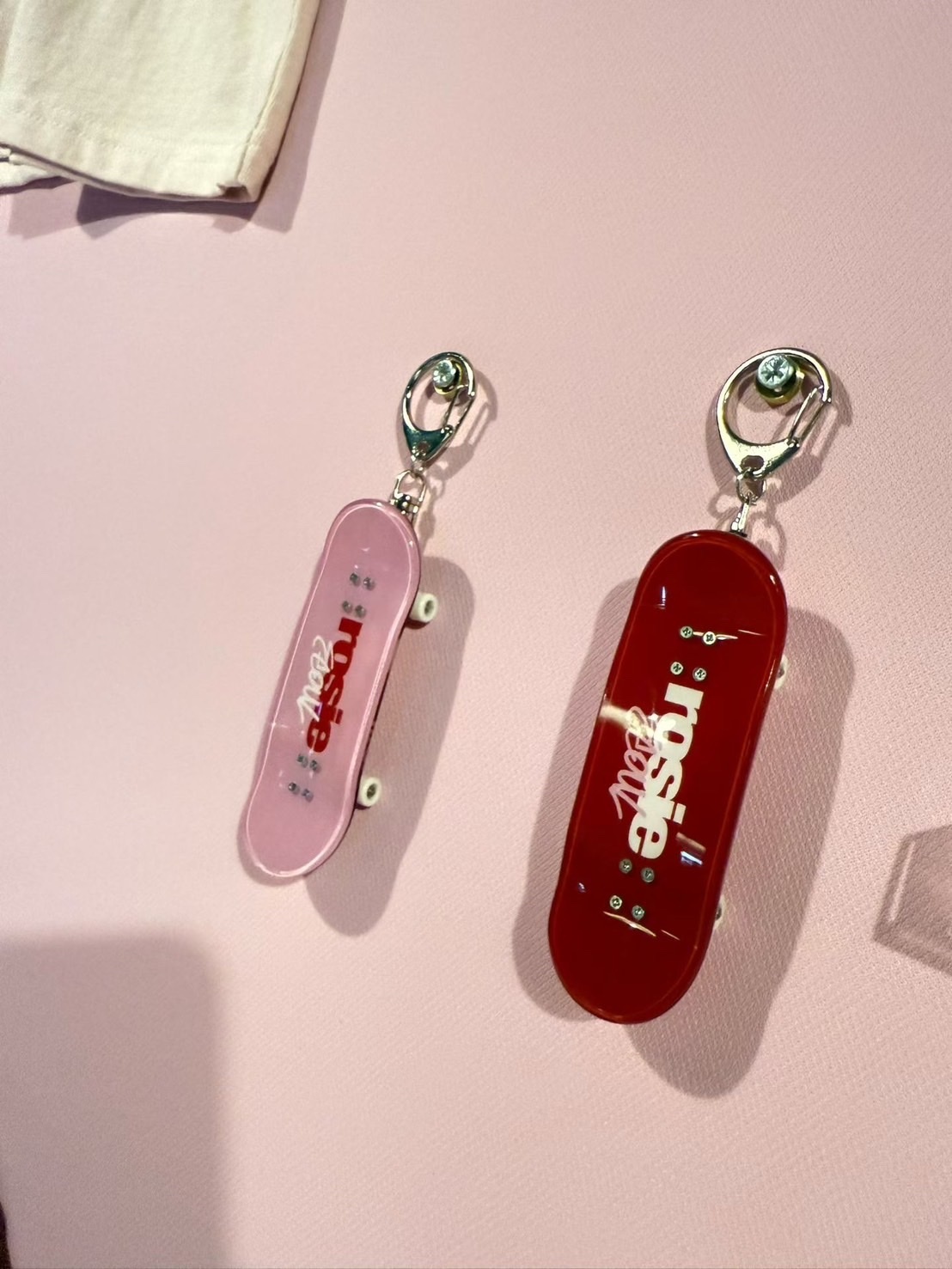 [ HELLO KITTY x JISOO ]聯名滑板吊飾鑰匙圈