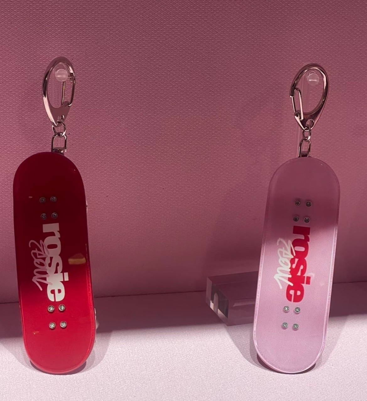 [ HELLO KITTY x JISOO ]聯名滑板吊飾鑰匙圈