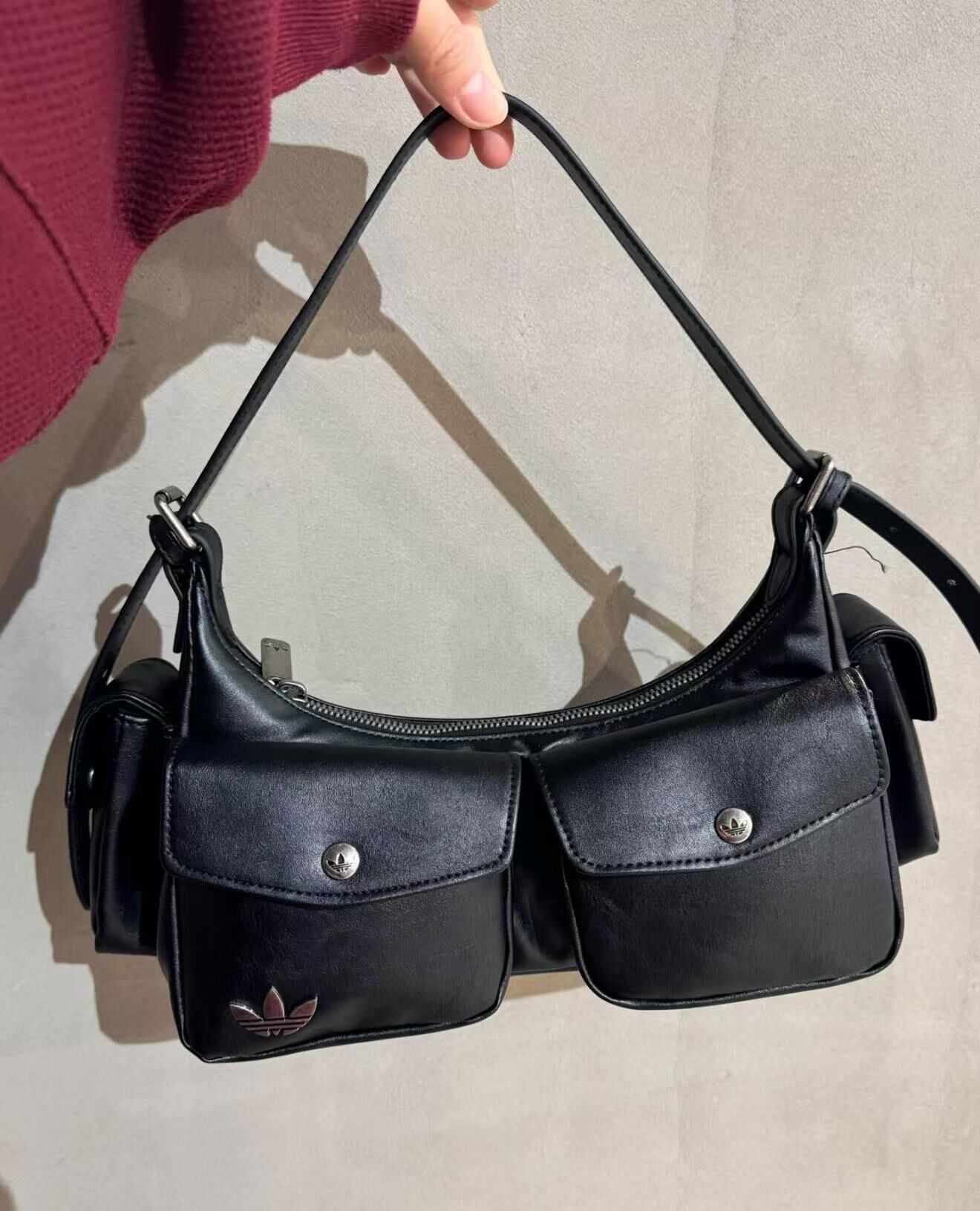 韓國爆紅款 國外限定 ADIDAS 小香風 超帥機車包 三葉草 多功能收納 大容量 KW4748 全黑 黑色 口袋包 金屬LOGO 單肩包