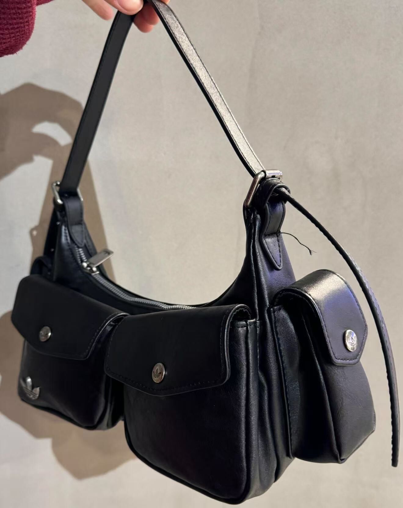 韓國爆紅款 國外限定 ADIDAS 小香風 超帥機車包 三葉草 多功能收納 大容量 KW4748 全黑 黑色 口袋包 金屬LOGO 單肩包