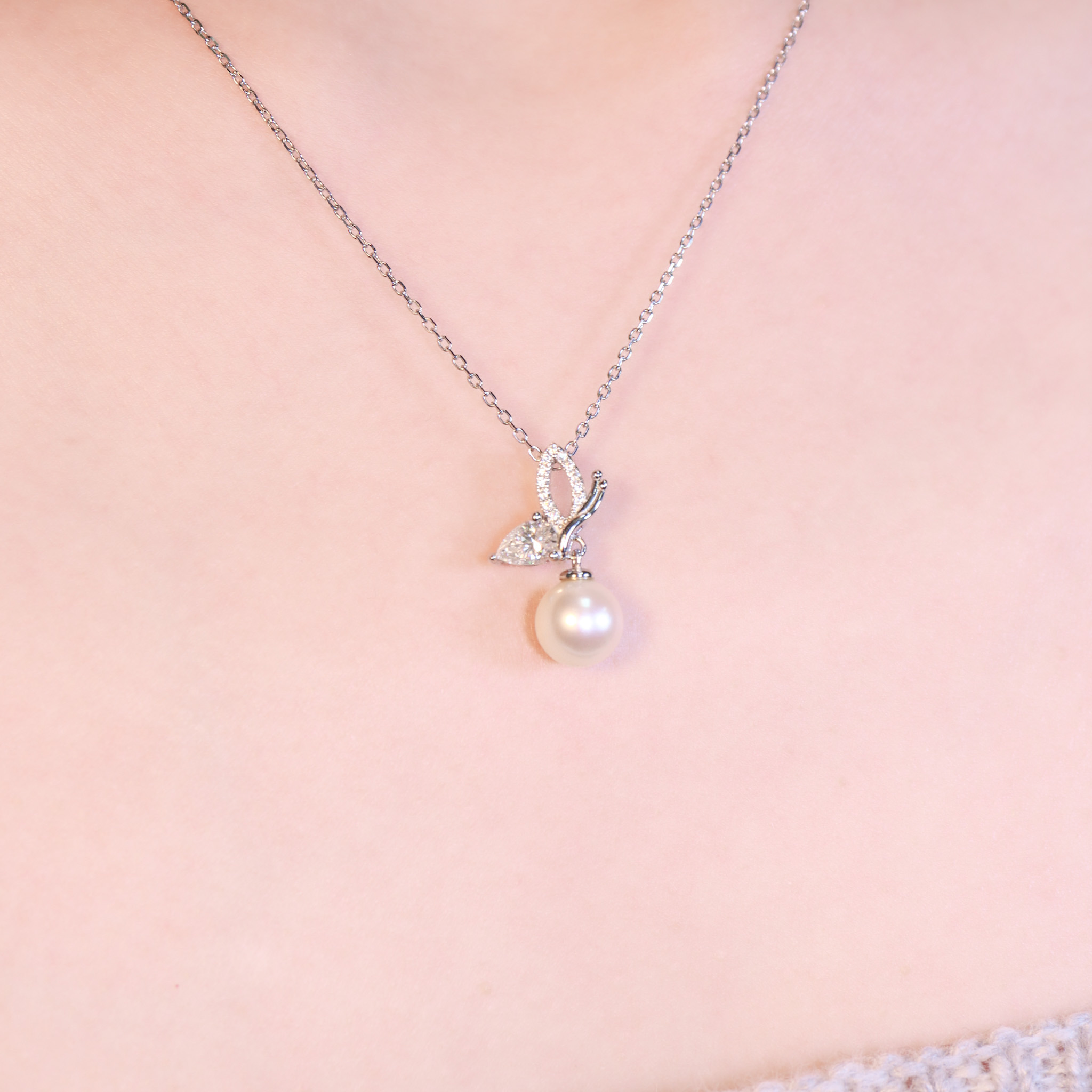 | 925純銀・厚鍍白金・莫桑石・珍珠 | 鑽光珍貴蝶願成真項鍊 | NE1580 |