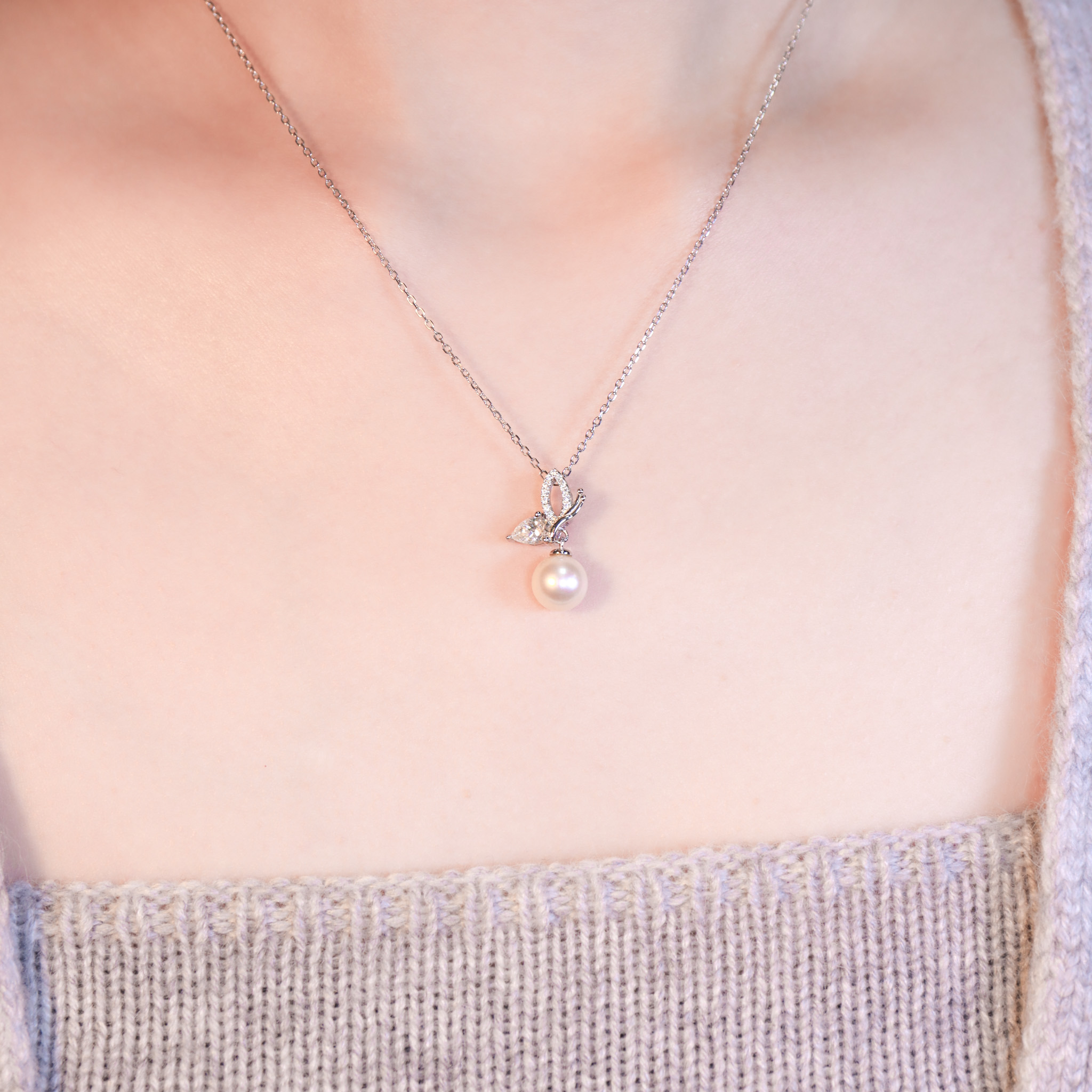 | 925純銀・厚鍍白金・莫桑石・珍珠 | 鑽光珍貴蝶願成真項鍊 | NE1580 |