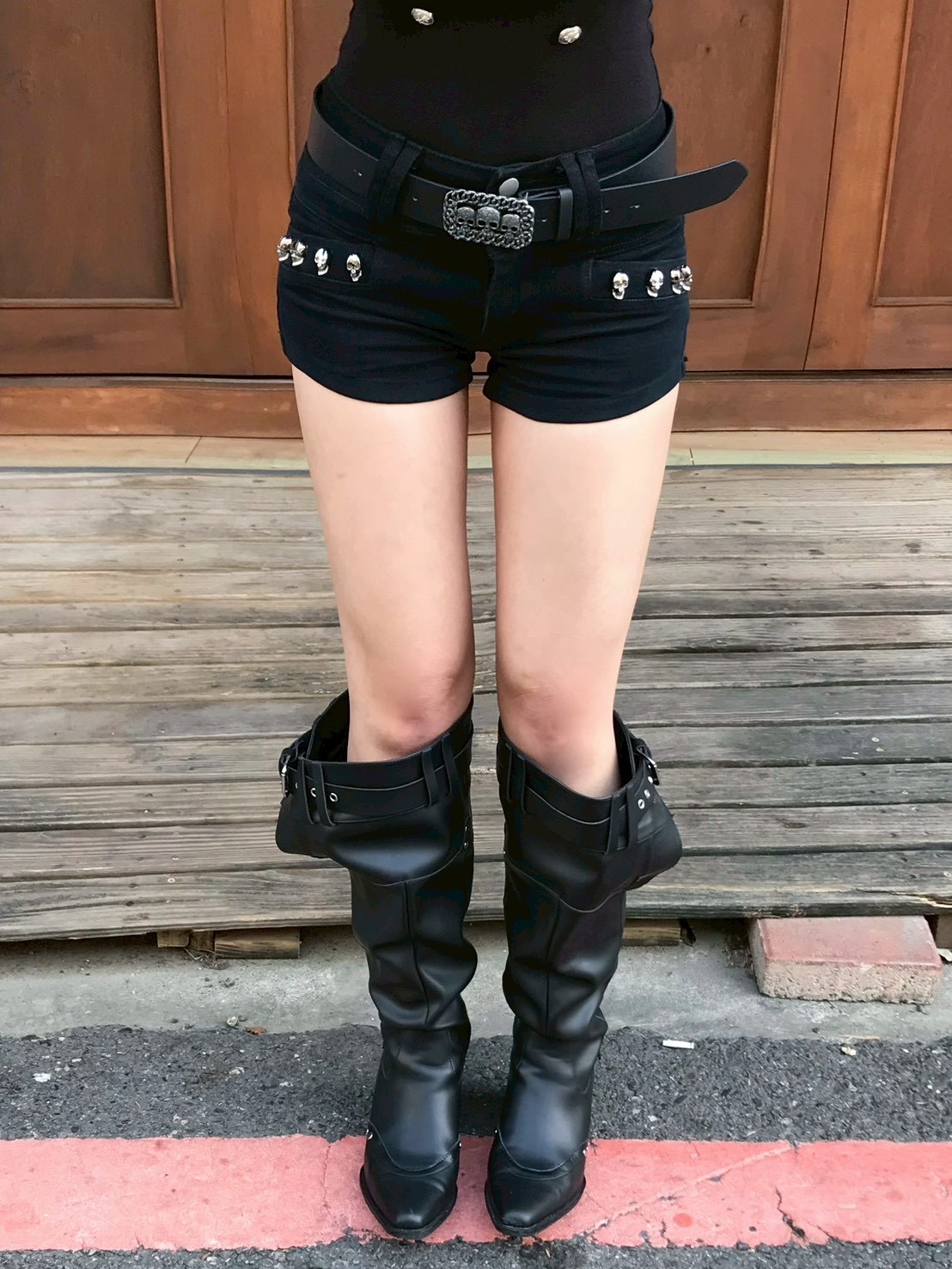一秒豐臀🥵 骷顱頭卯釘 低腰包臀牛仔短褲(附皮帶) 2colors