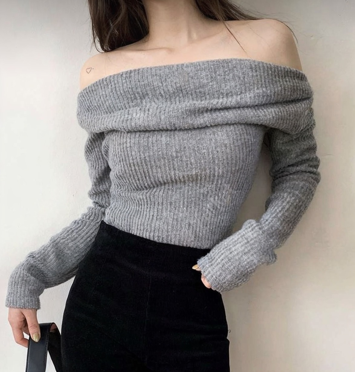 慵懶露肩針織上衣