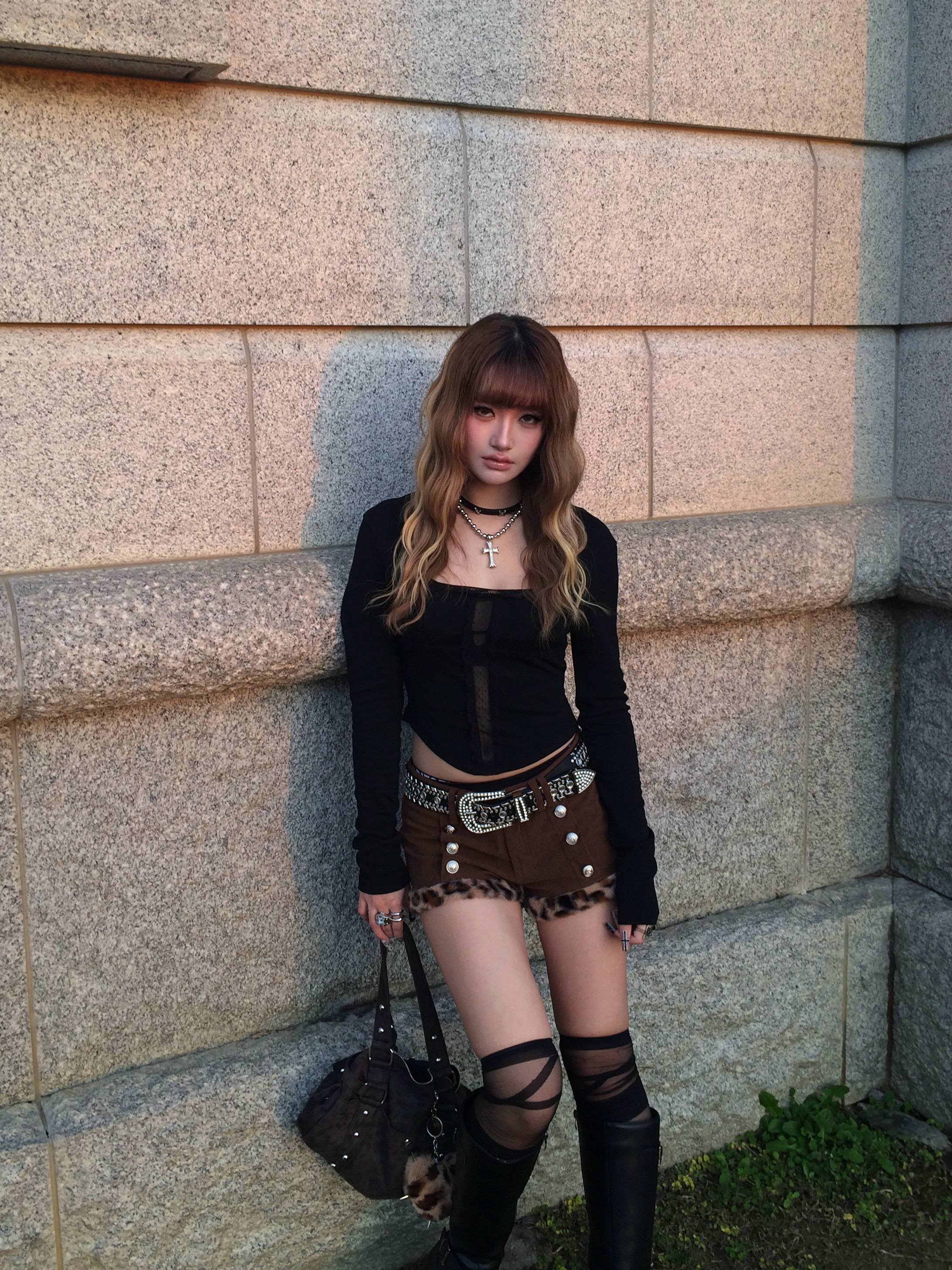 街拍辣妹 毛邊卯釘牛仔包臀短褲