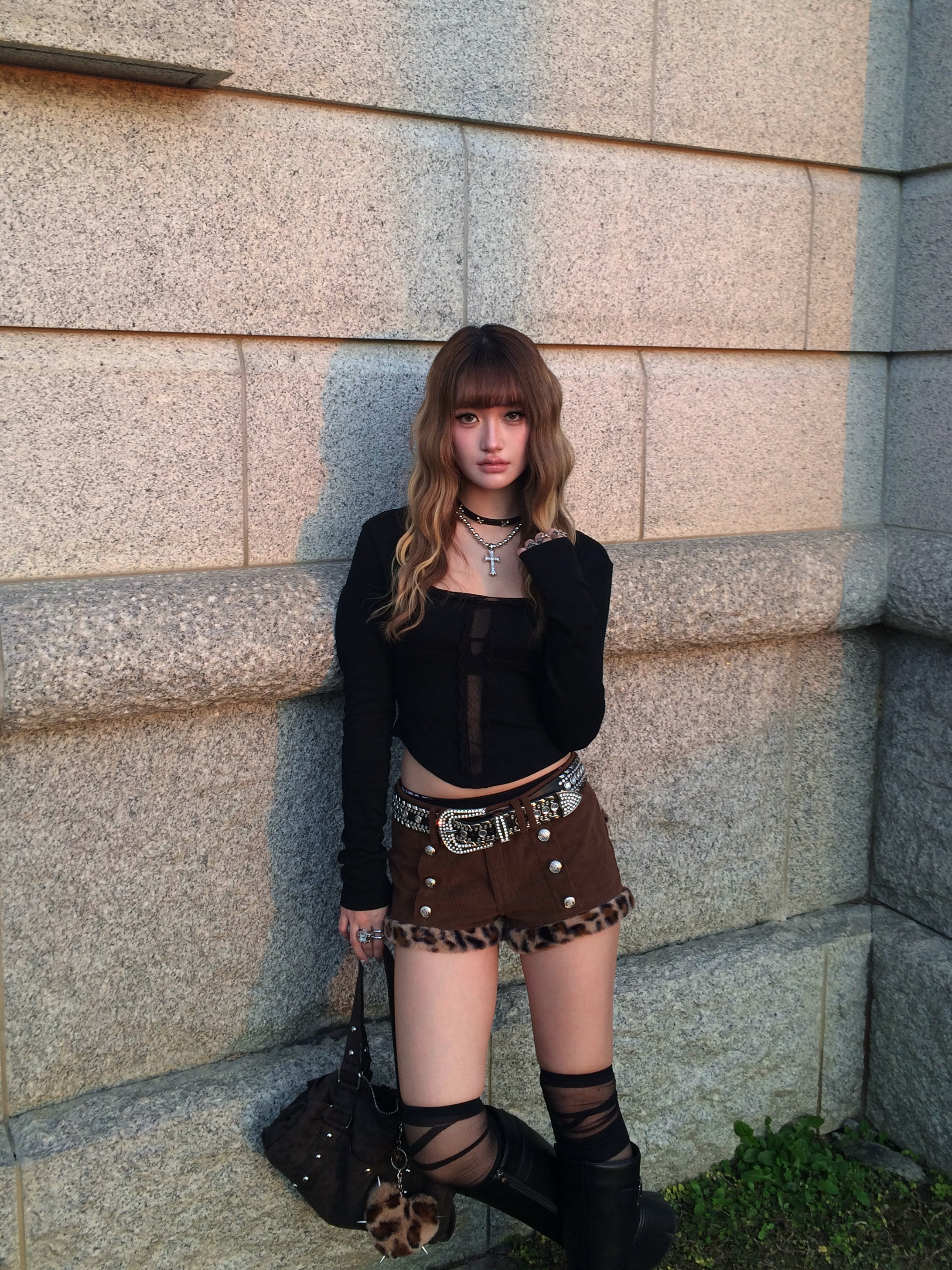 街拍辣妹 毛邊卯釘牛仔包臀短褲