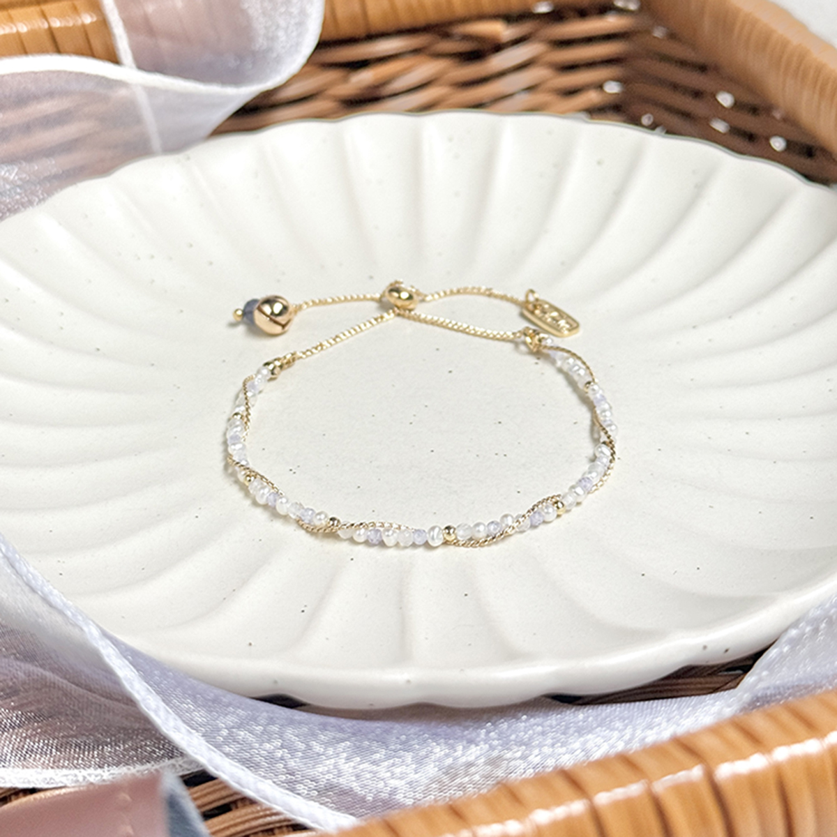 生日花 • 陸月貳貳 • 風鈴草 – 珍珠月光石 – 手鍊