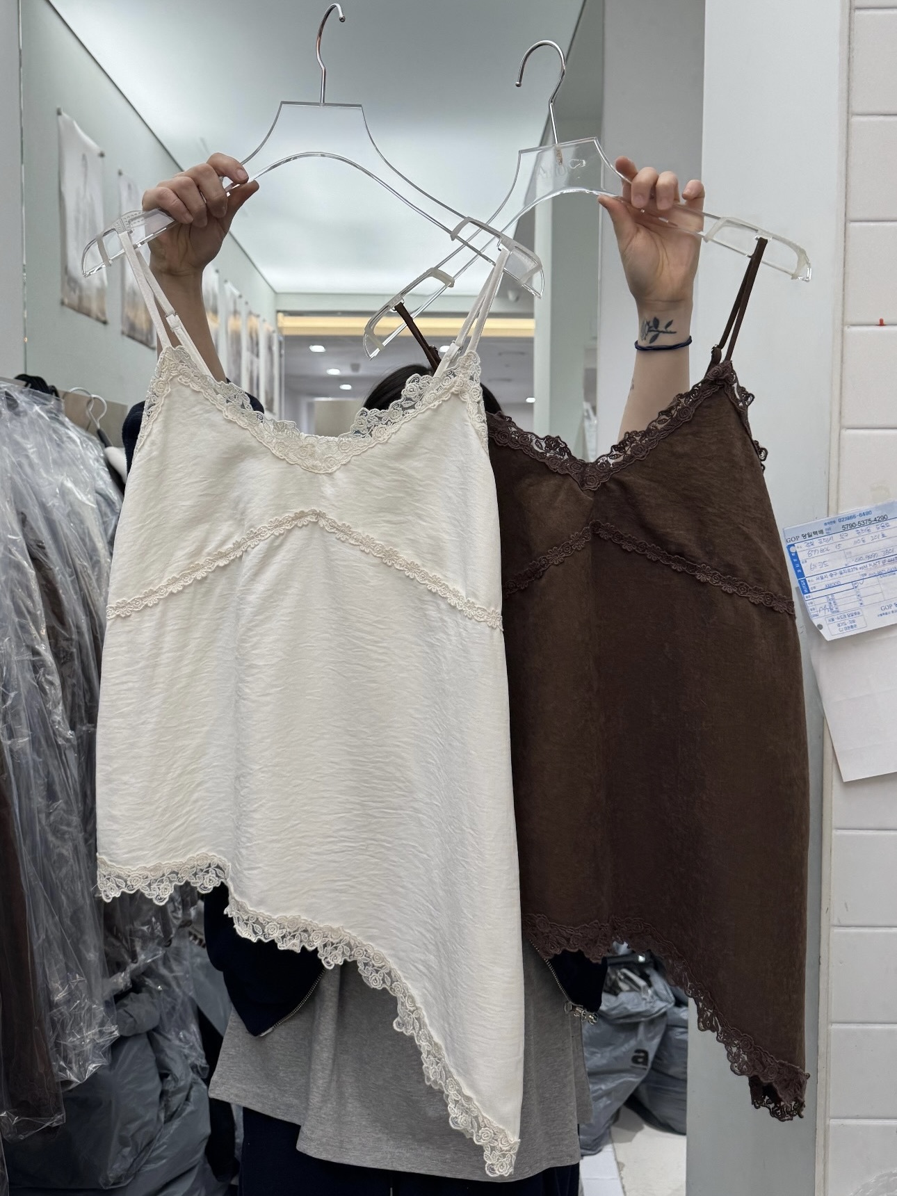 J21 時髦斜角 蕾絲背心 （白/咖/黑）