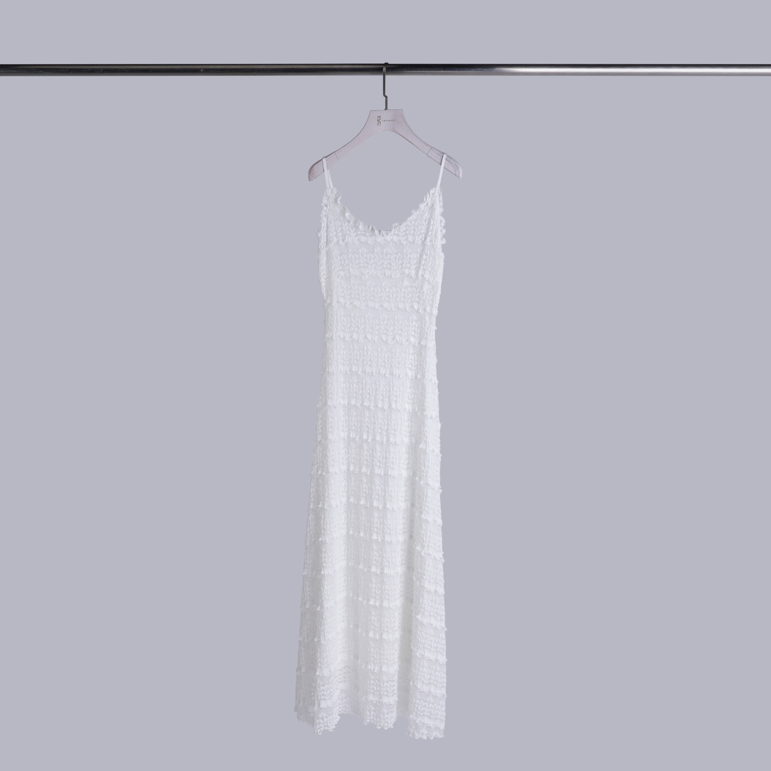 浪漫蕾絲壓紋細肩長洋 | 百搭白