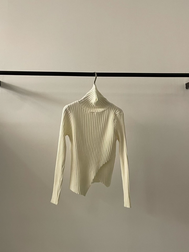 S12 斜切下擺 高領條坑針織(白/灰)