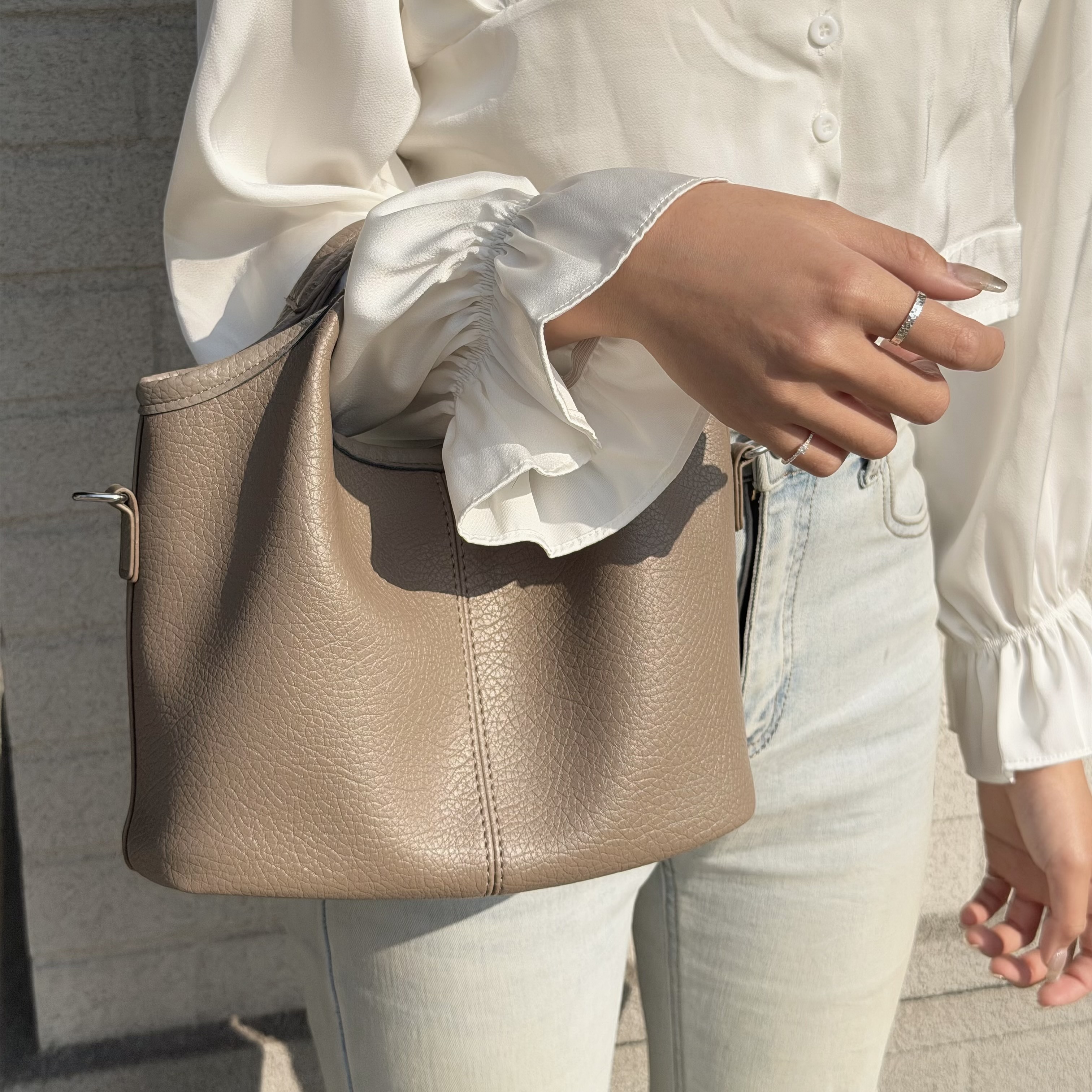 H04荔枝紋手提半月包