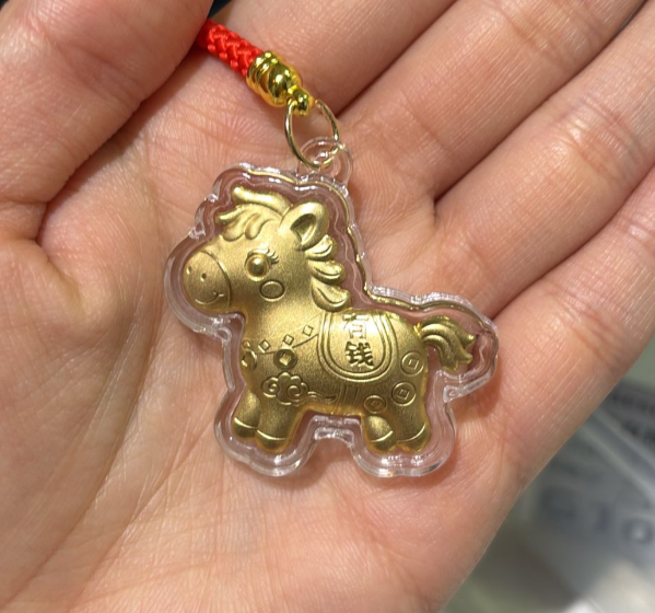 260218 - G4 馬上有錢金箔小馬安太歲本命手機吊飾1件