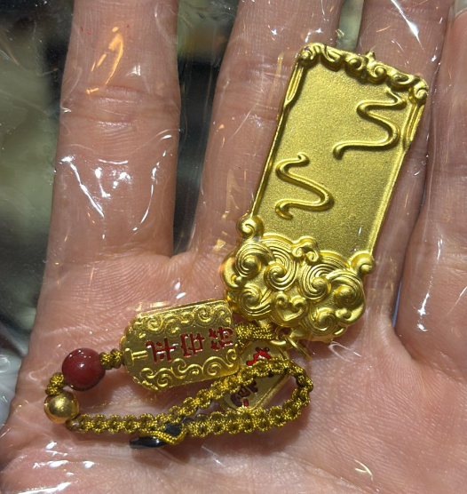 260218 - G54 半銀砂金祥雲金牌手機掛飾