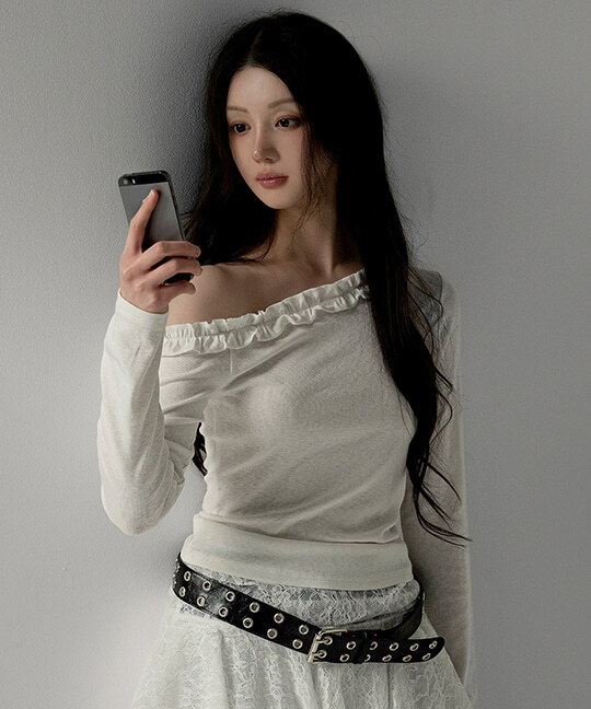 NOIRMUTE FRILL OFF-SHOULDER LONG SLEEVE T