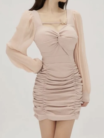 🤍小蝴蝶扭結抓皺包臀拋袖洋裝（杏色均碼）