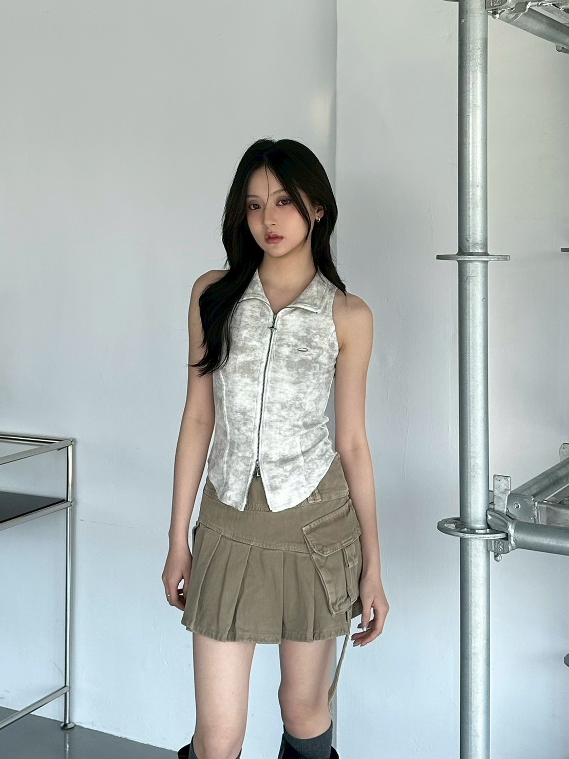 冷灰暈染削肩拉鍊背心