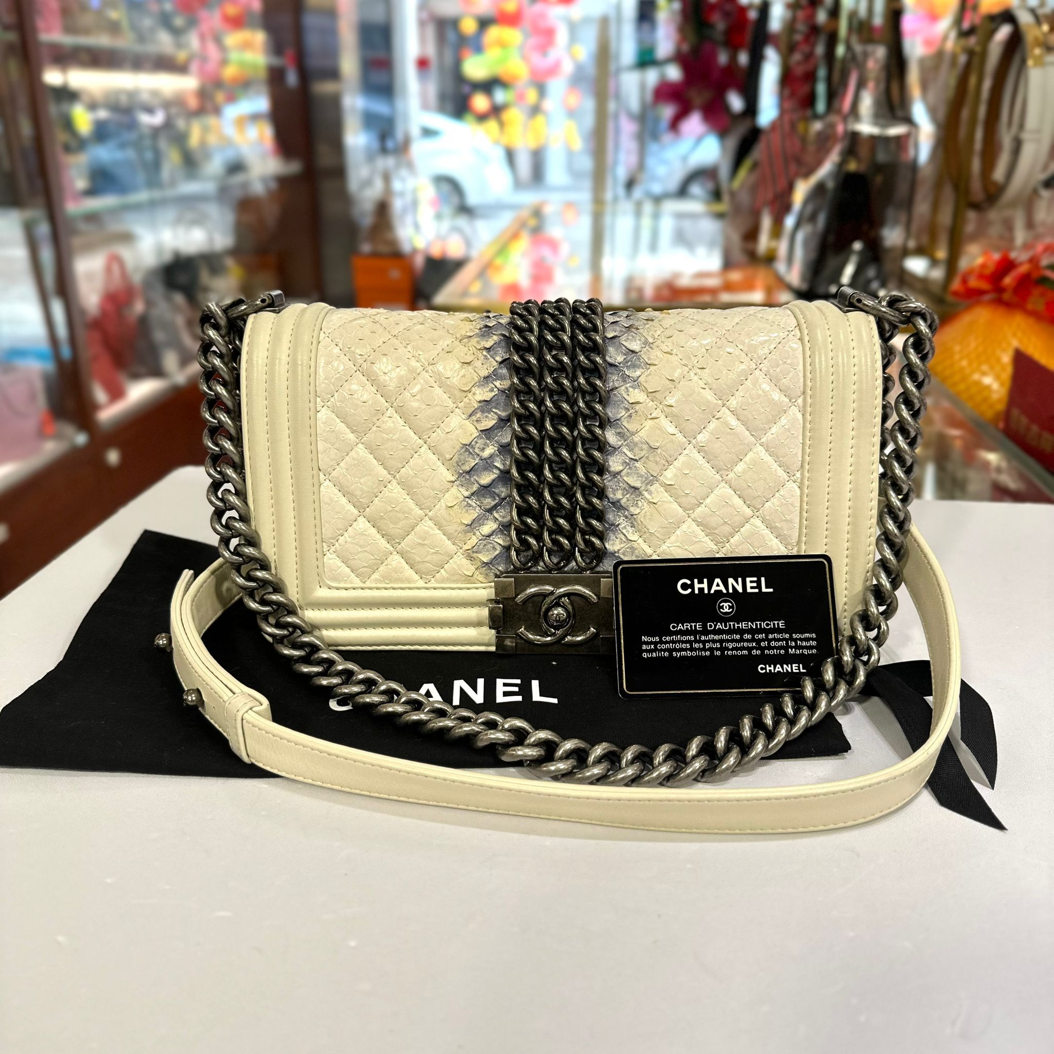 95%NEW二手 BOY CHANEL A67086 WHITE SNAKE LEATHER LEBOY CHAIN SHOULDER BAG, 香奈兒黑白漸變暈邊蟒蛇皮斜背包中碼 #香榭站正品