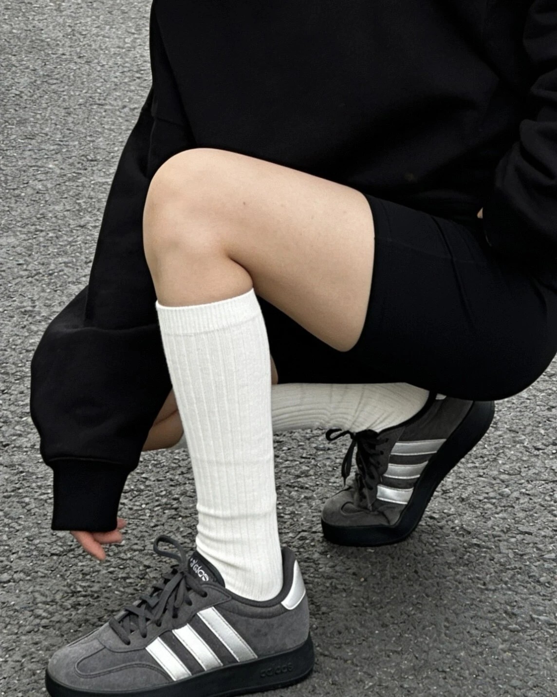 iSNEAKERS｜Adidas Barreda 深灰麂皮灰銀德訓鞋 KH6999