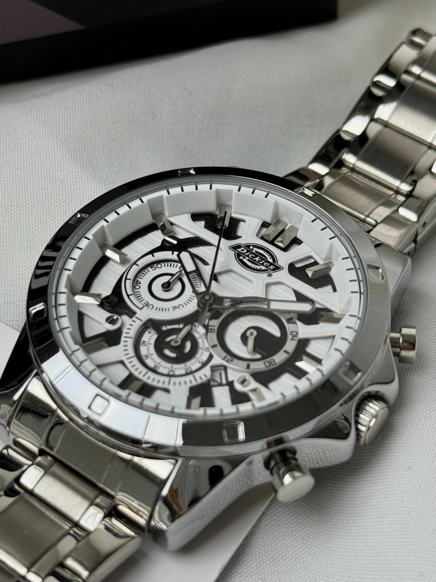 代購-Dickies 石英機芯 鋼錶帶 白色錶盤 男女同款 三眼六針 防水 夜光 雙日曆 手錶 銀/黑兩色