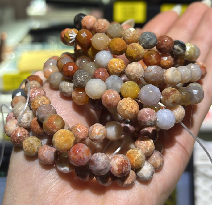 260219 - A43 8mm+鑽切珊瑚玉手串