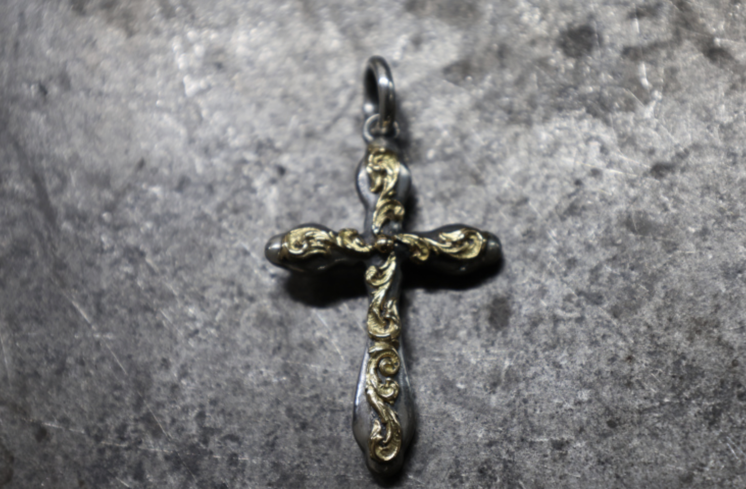 FC SE-1524 clover cross w gold scroll