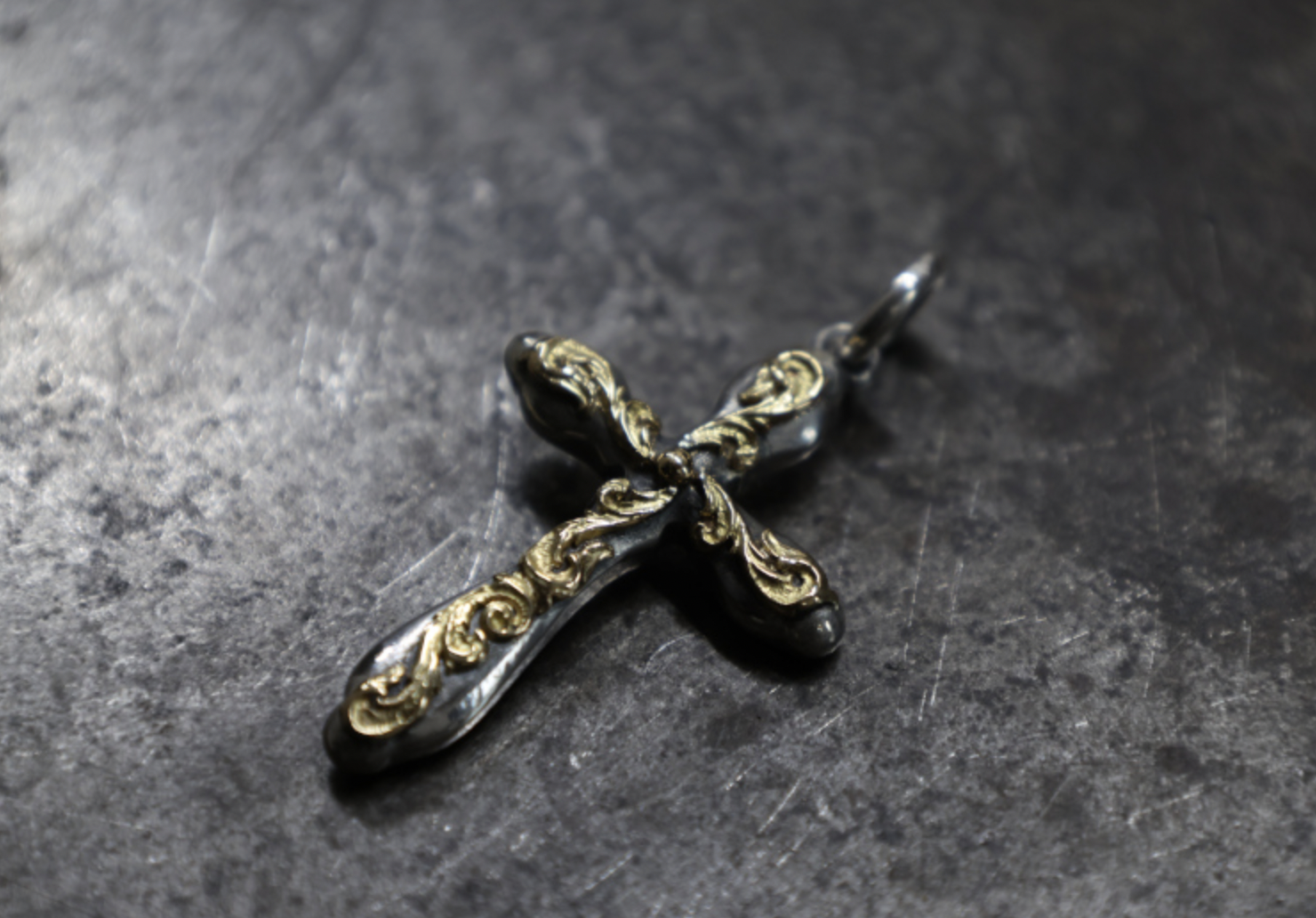 FC SE-1524 clover cross w gold scroll