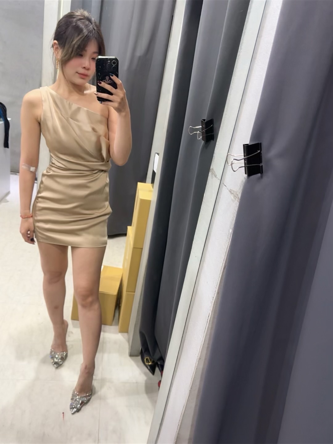 斜肩收腰 超好看洋裝