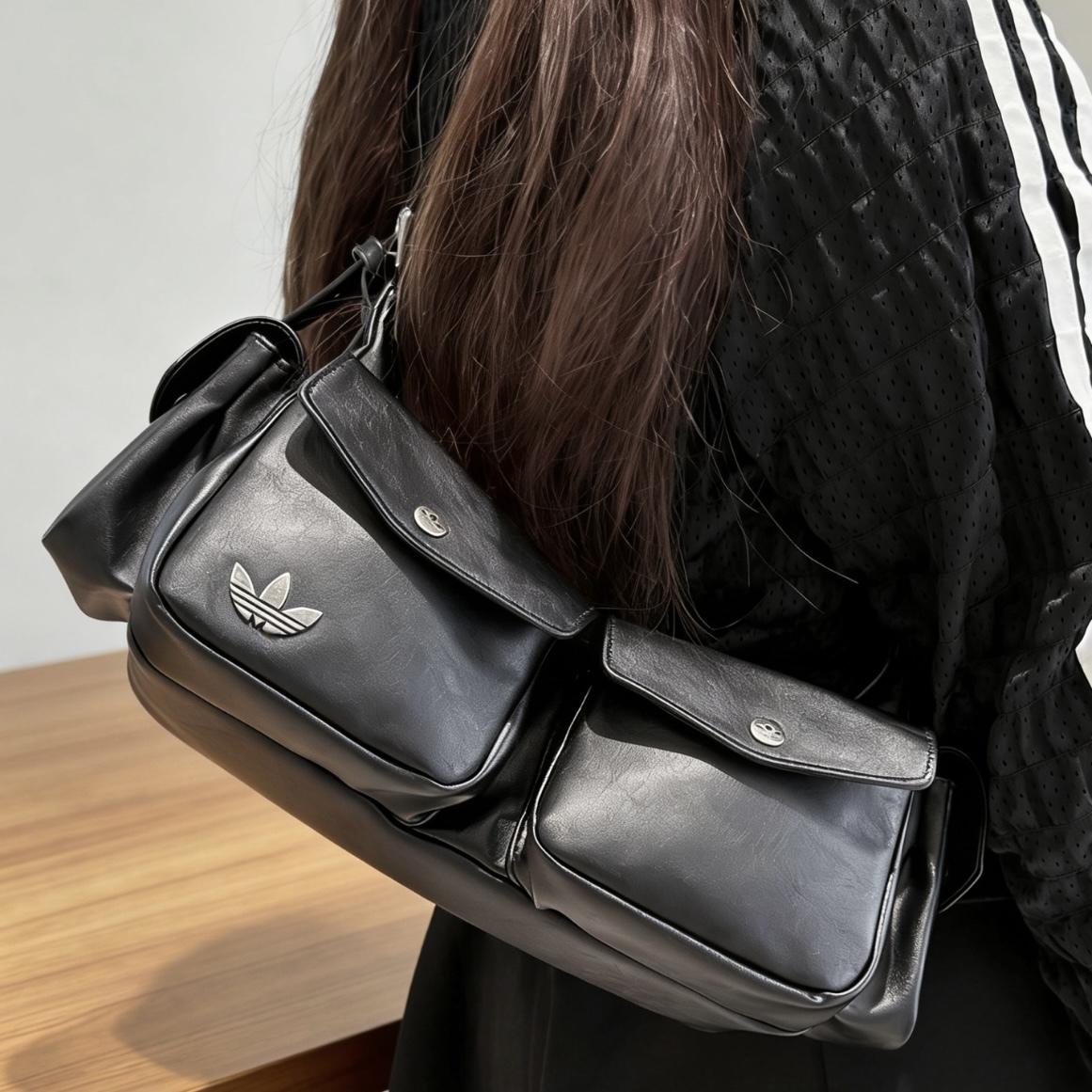 ADIDAS ORIGINALS 全黑 雙口袋 復古 韓系 單肩包 三葉草 國外限定 KW4748