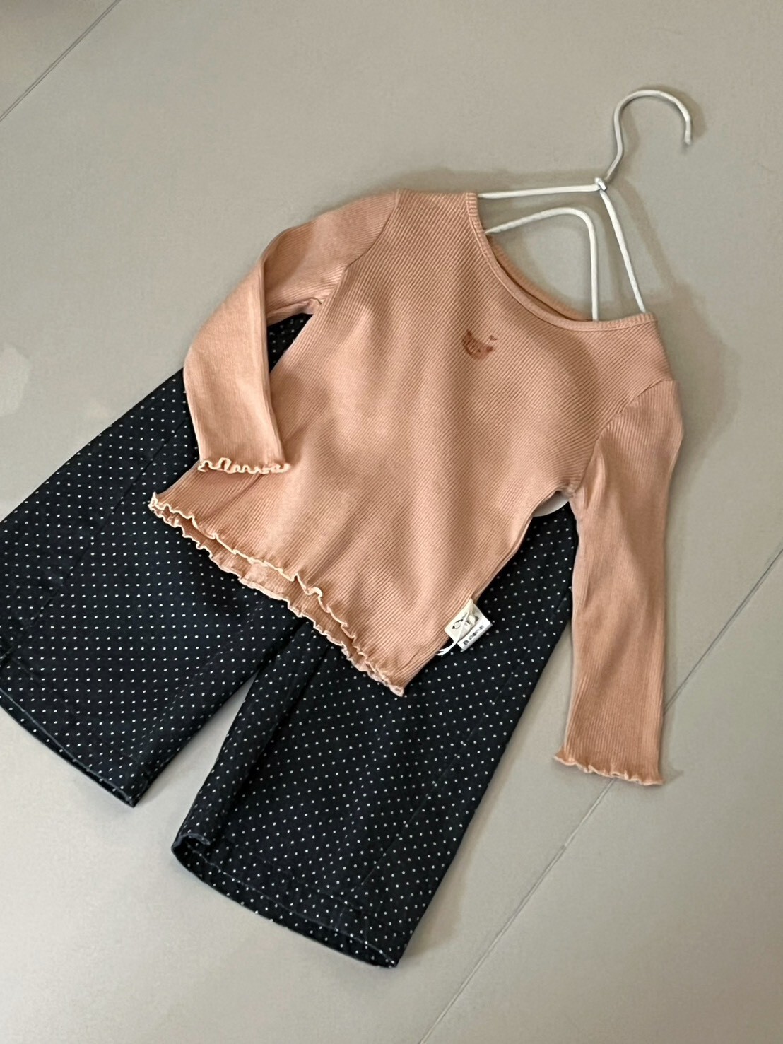 小圖刺繡簡約木耳邊長袖