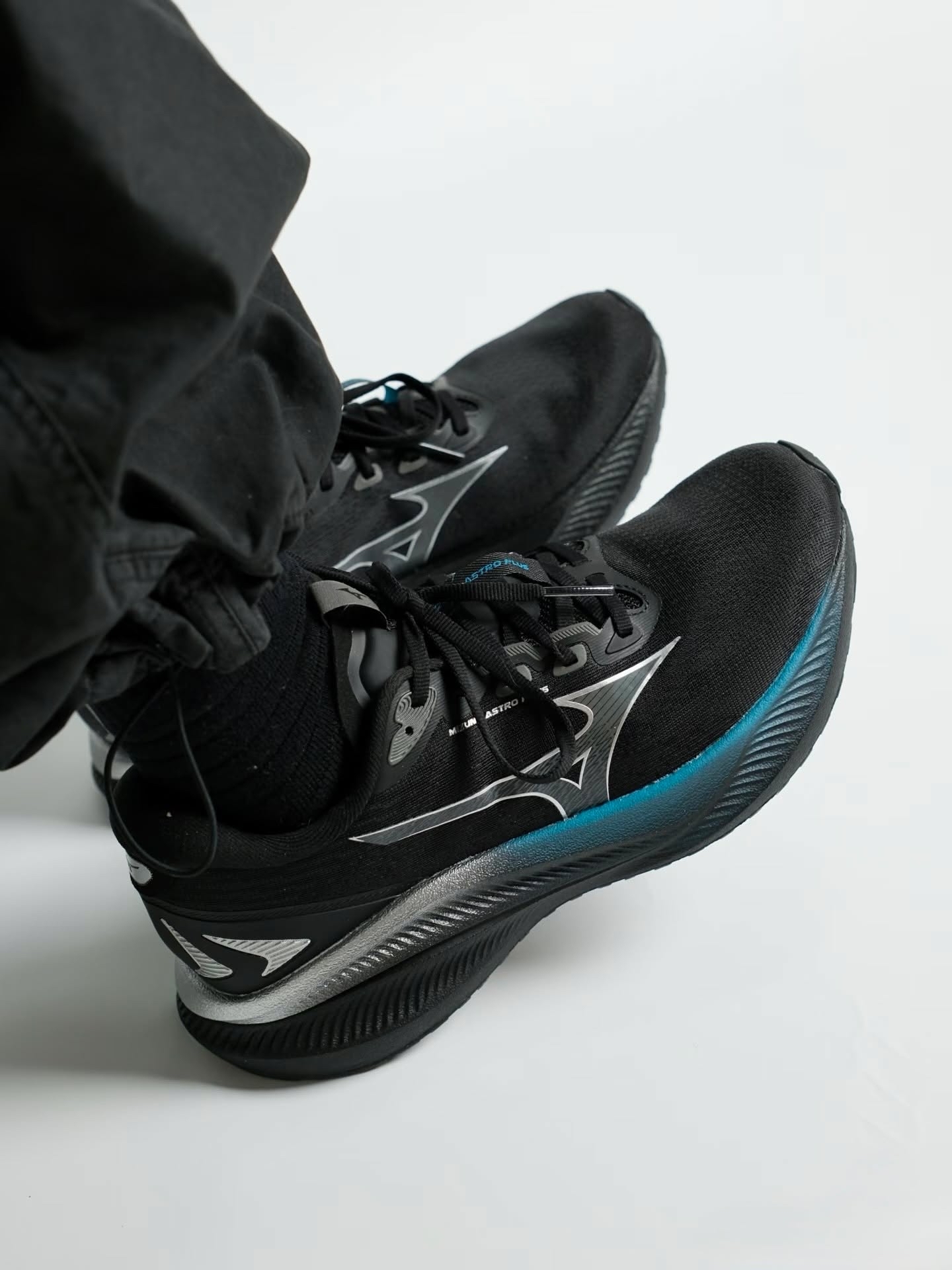 代購-Mizuno ASTRO PLUS 2 美津濃 厚底減震 透氣 支撐 回彈 跑鞋 男女同款 黑色 D1GH251108