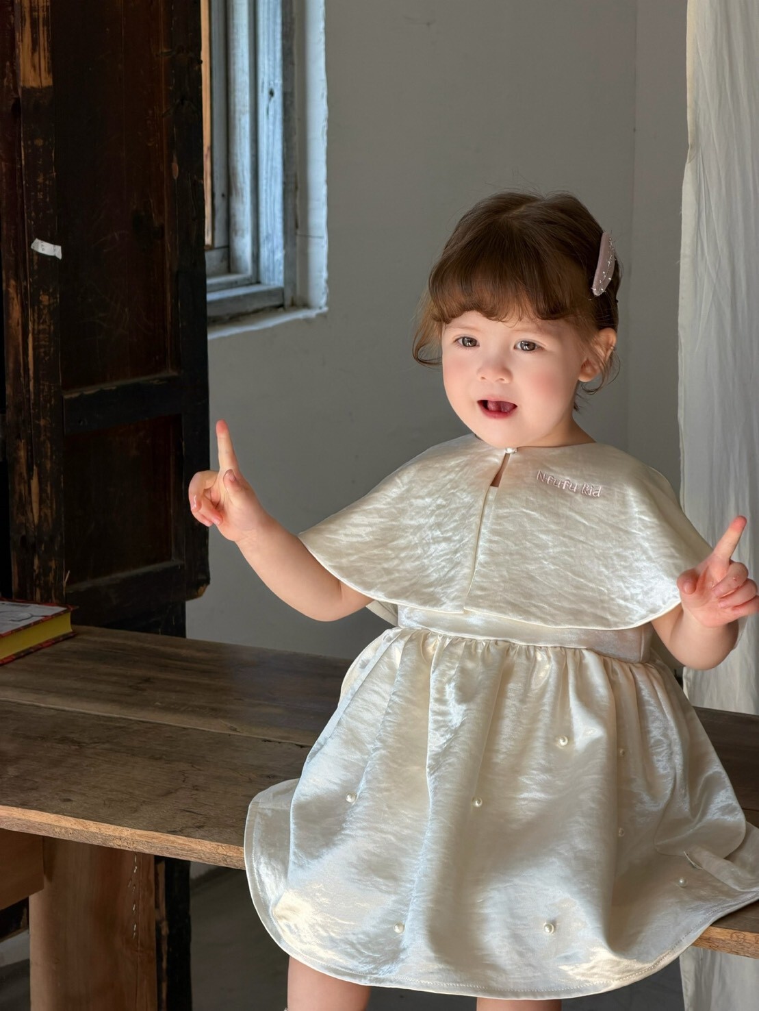 奶油珍珠小披肩洋裝