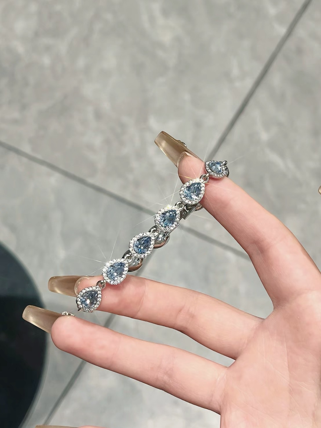 紀梵希 玻璃藍水晶 水滴手鍊