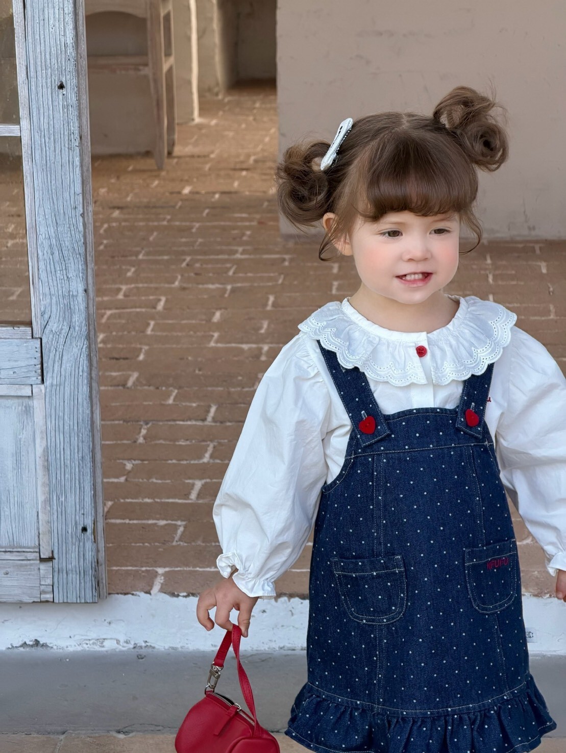 紅釦蕾絲大圓領襯衫